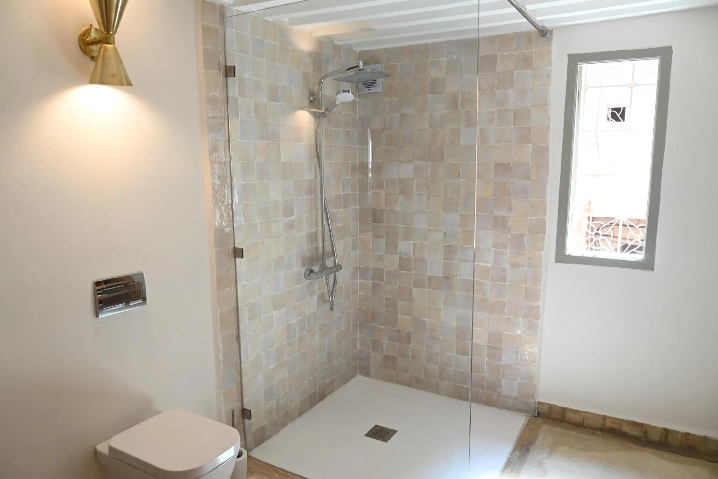 Shower in Riad Emberiza Sahari