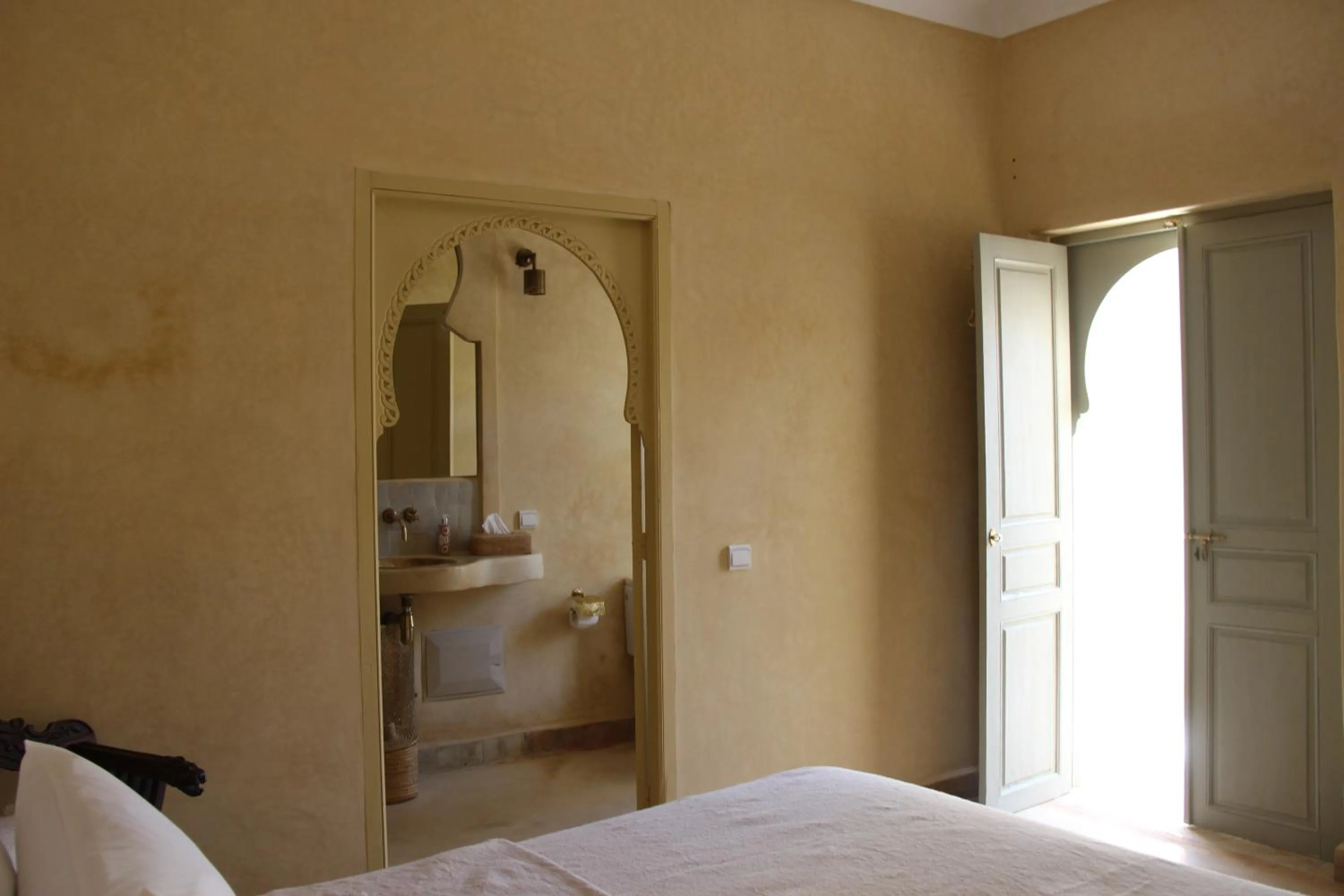 Bathroom, Bed in Riad Emberiza Sahari