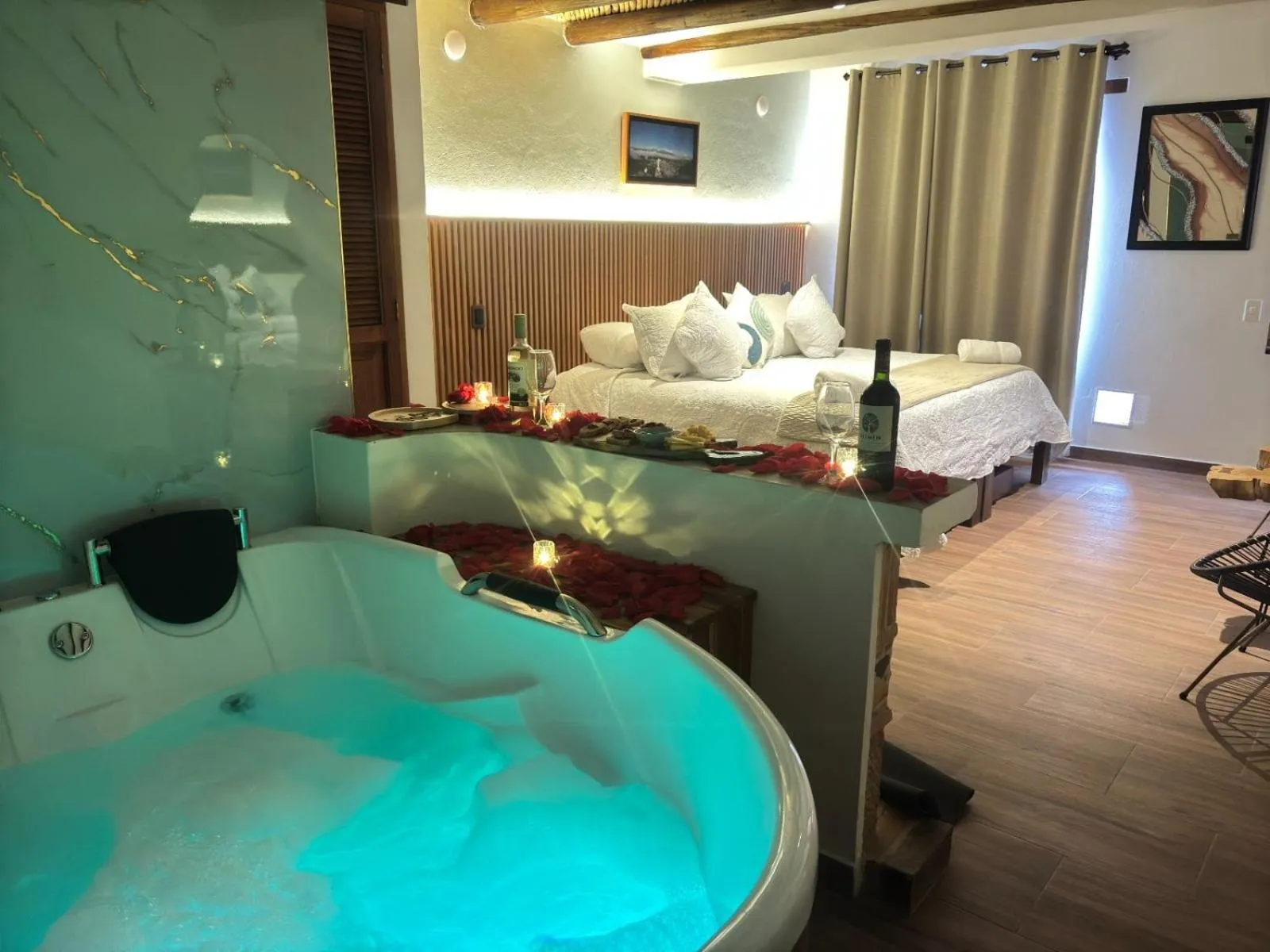 Hot Tub, Bed in Hotel Boutique Cenit