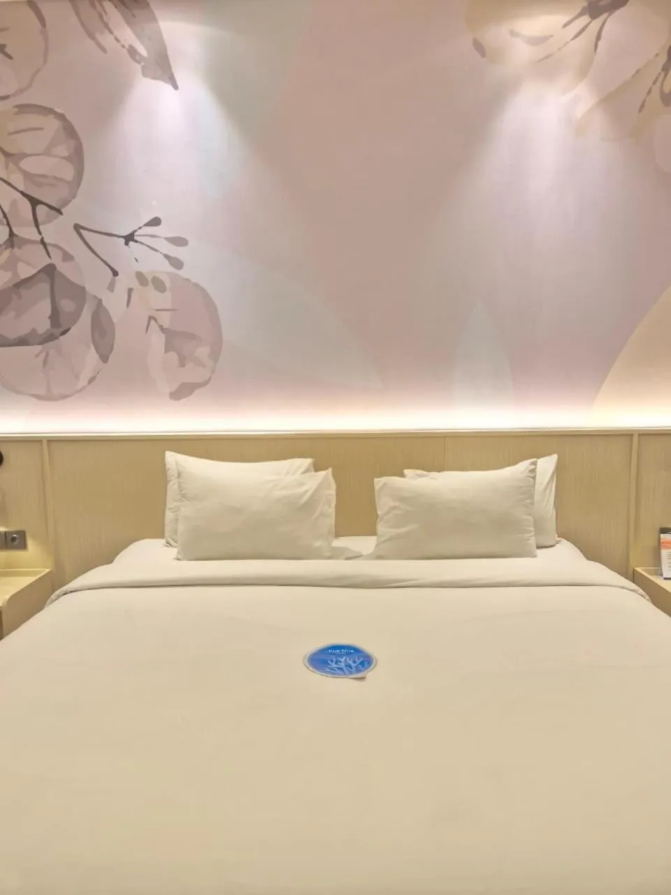 Bed in True Blue Hotel Menteng