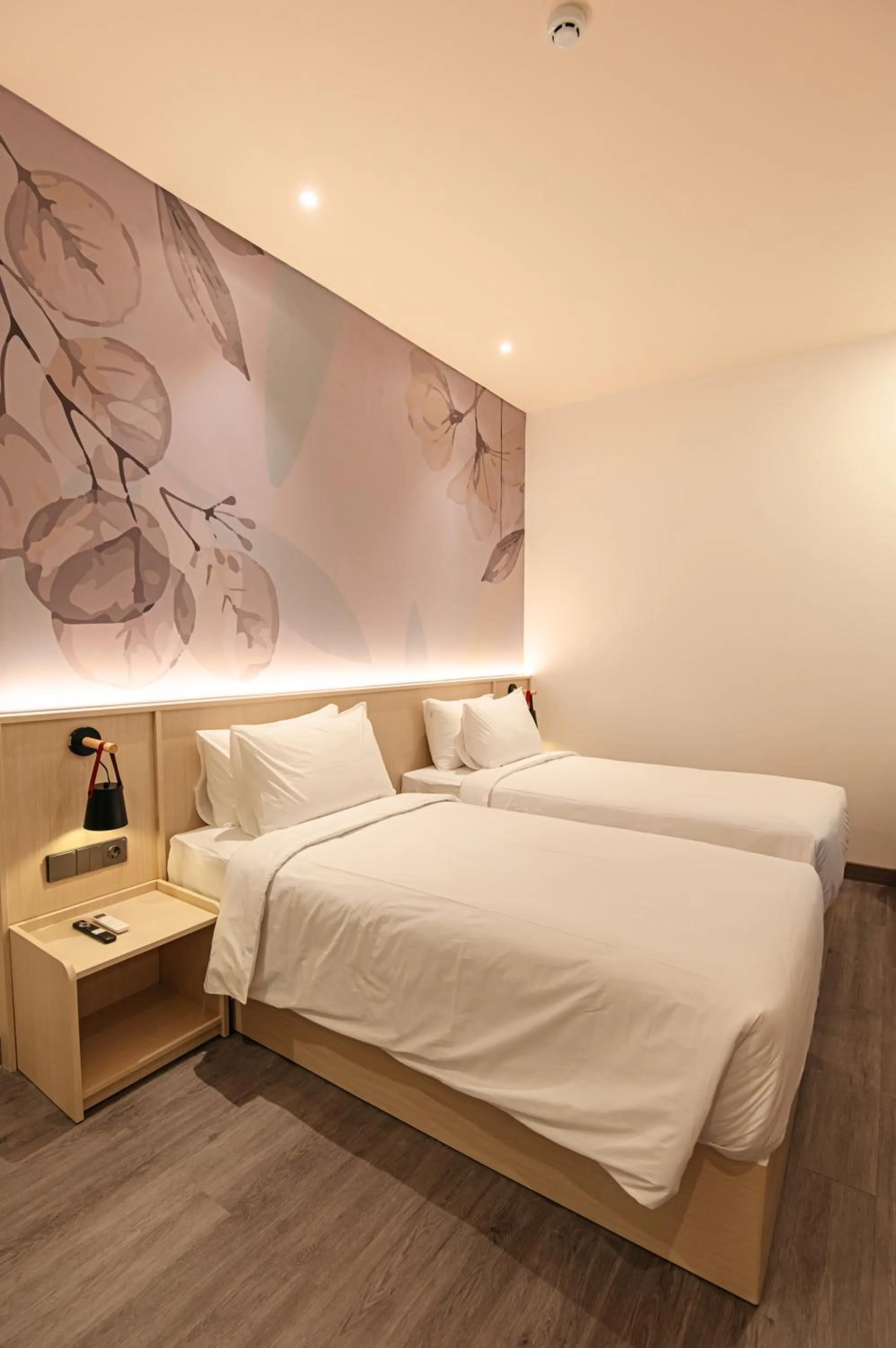 Bed in True Blue Hotel Menteng