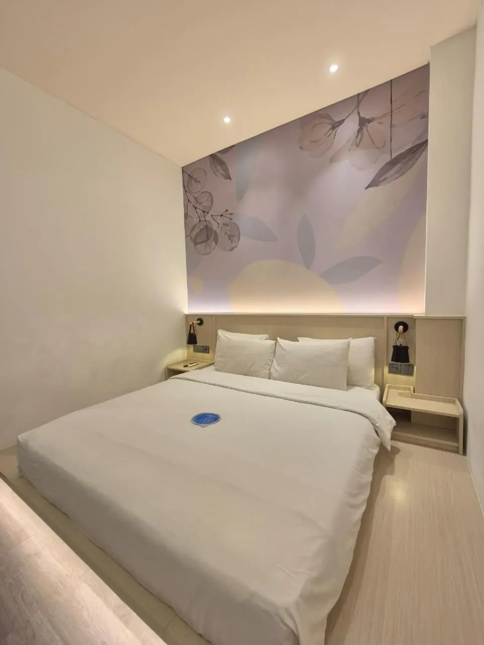 Bed in True Blue Hotel Menteng