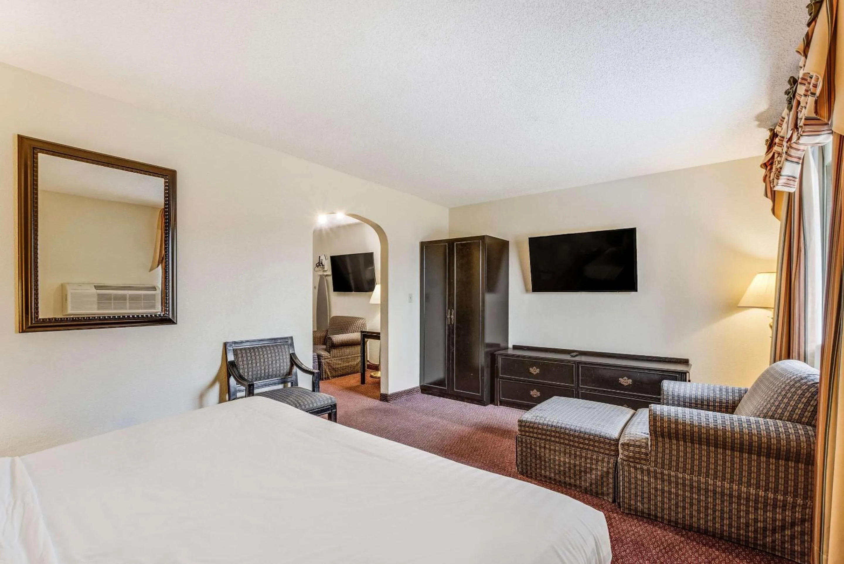 Photo of the whole room in Econo Lodge Whitehall near Michigan's Adventure