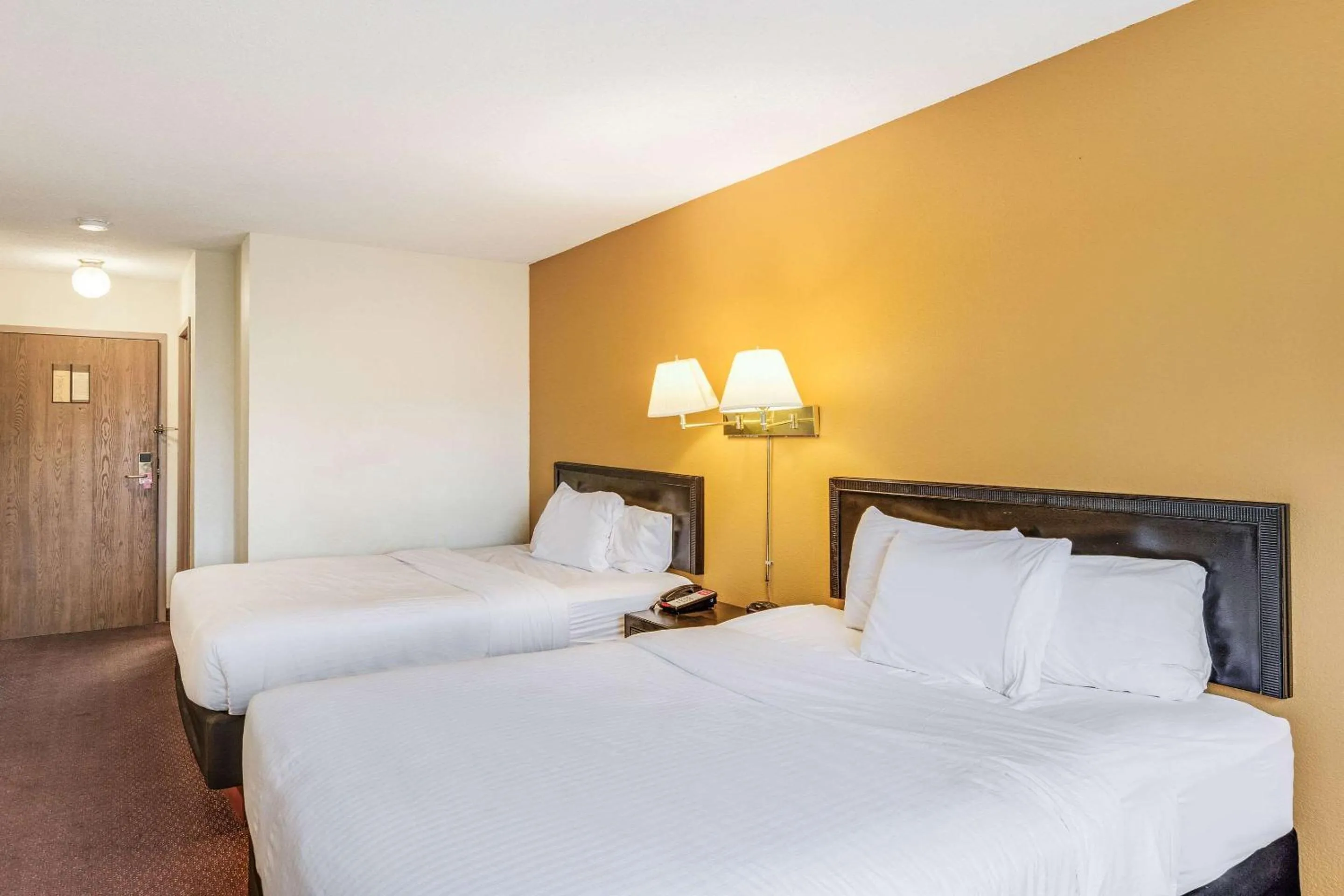 Photo of the whole room in Econo Lodge Whitehall near Michigan's Adventure