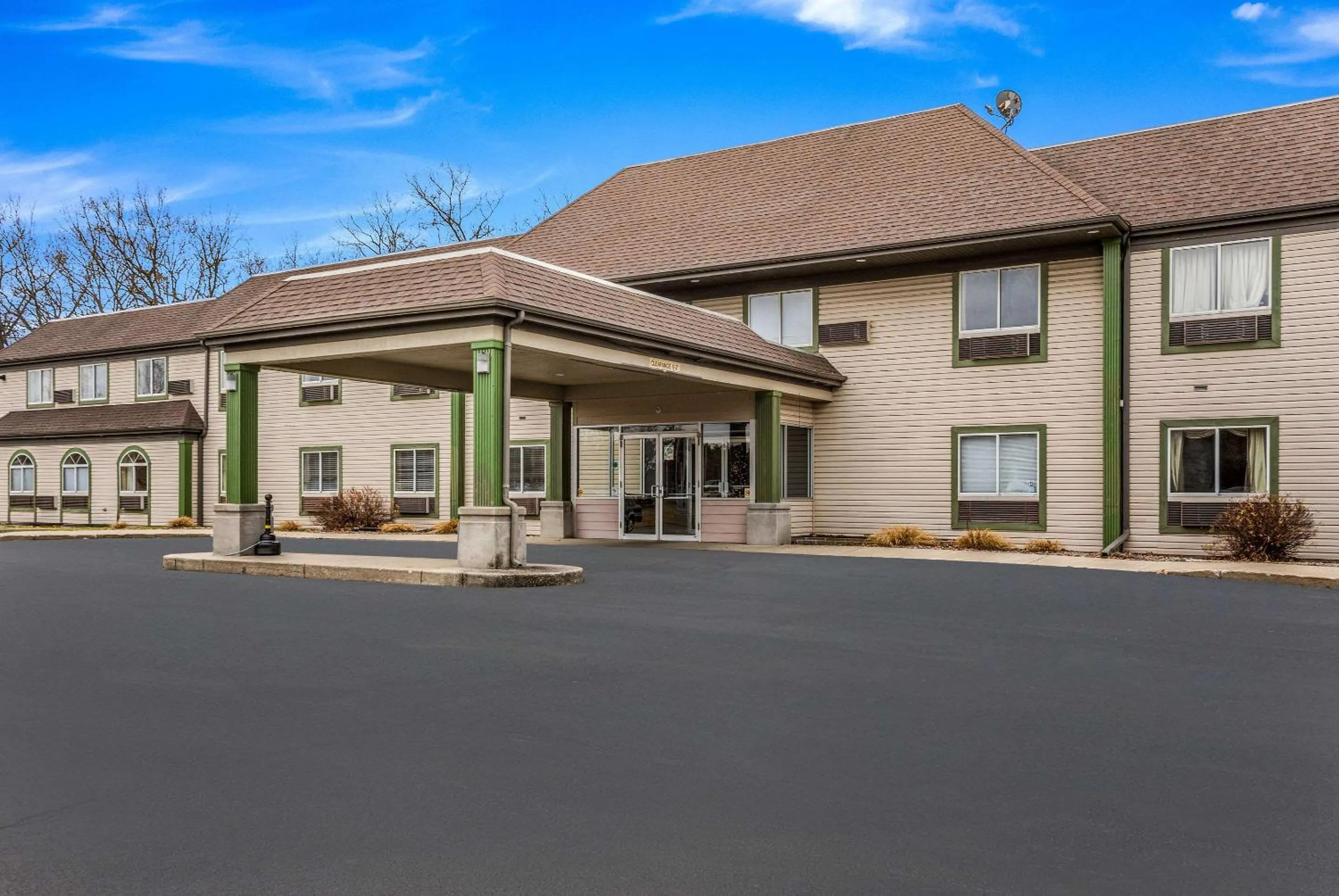 Property building in Econo Lodge Whitehall near Michigan's Adventure