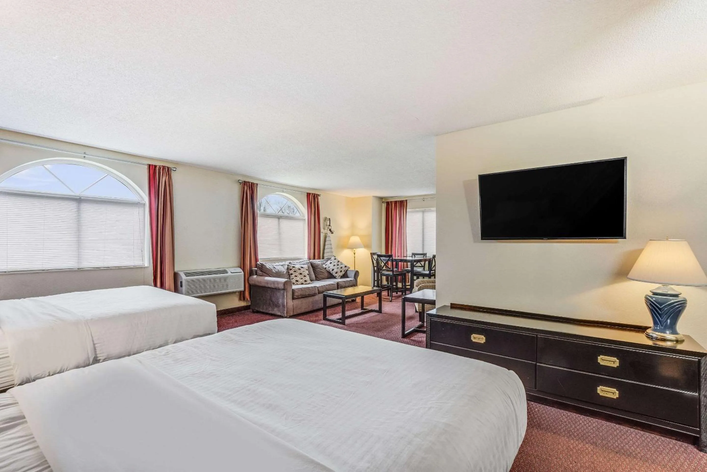 Photo of the whole room in Econo Lodge Whitehall near Michigan's Adventure