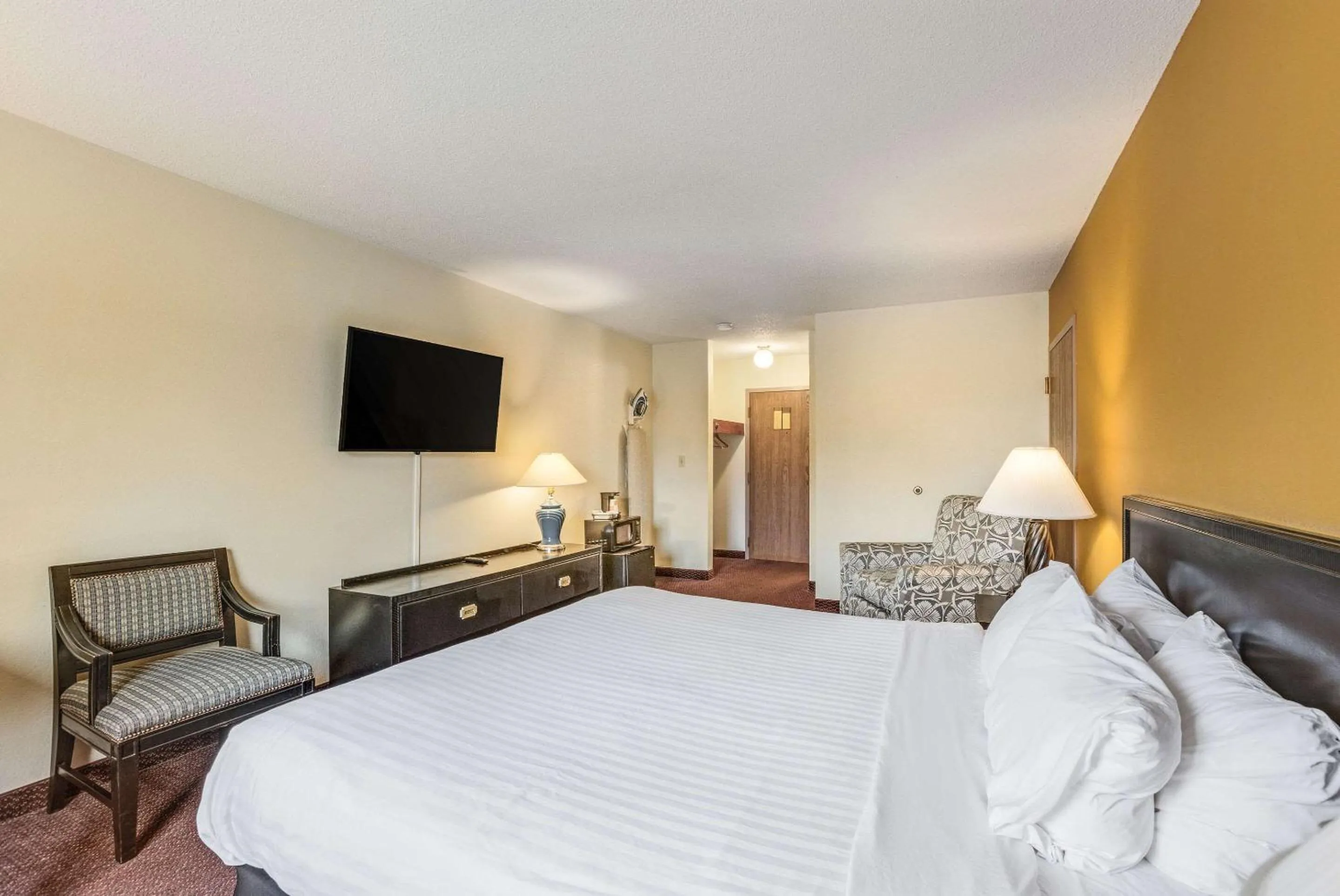 Photo of the whole room in Econo Lodge Whitehall near Michigan's Adventure