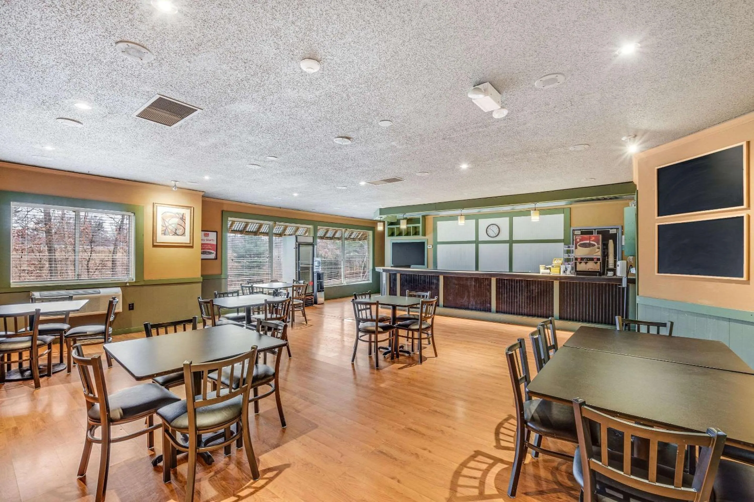 Restaurant/places to eat in Econo Lodge Whitehall near Michigan's Adventure