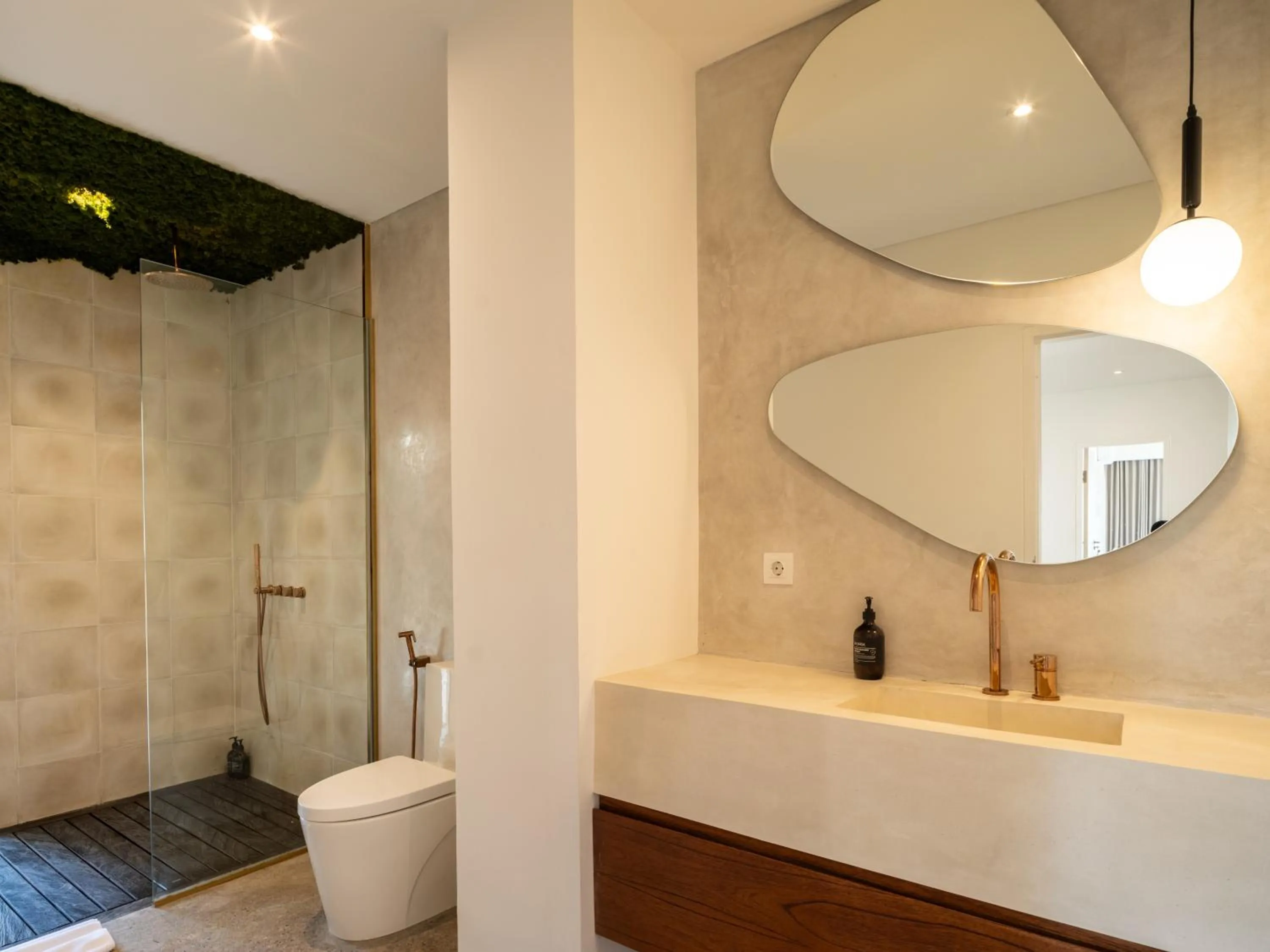 Shower in The Cruise Berawa Resort