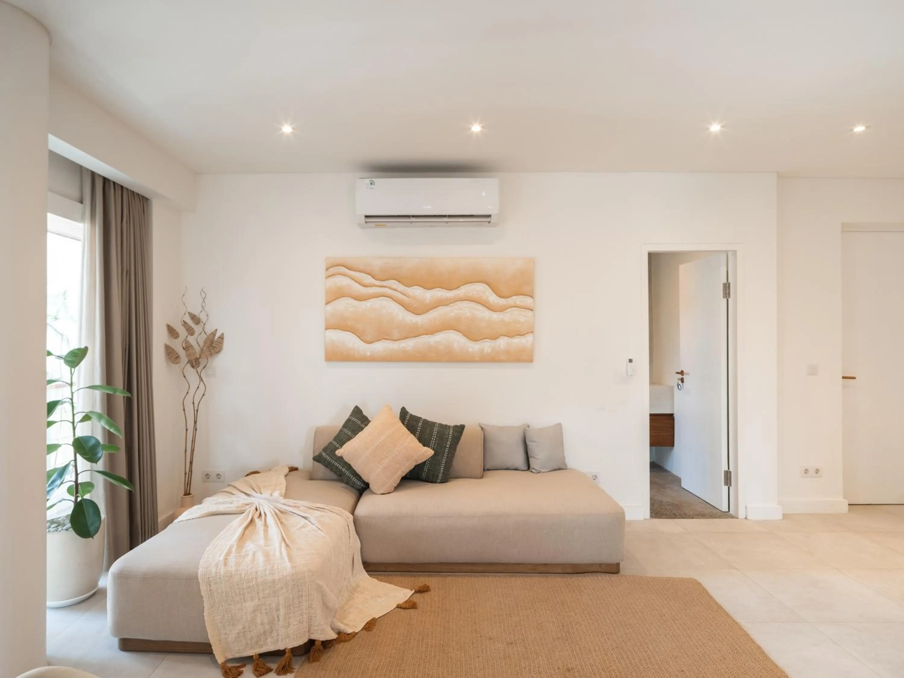 Seating area, Bed in The Cruise Berawa Resort