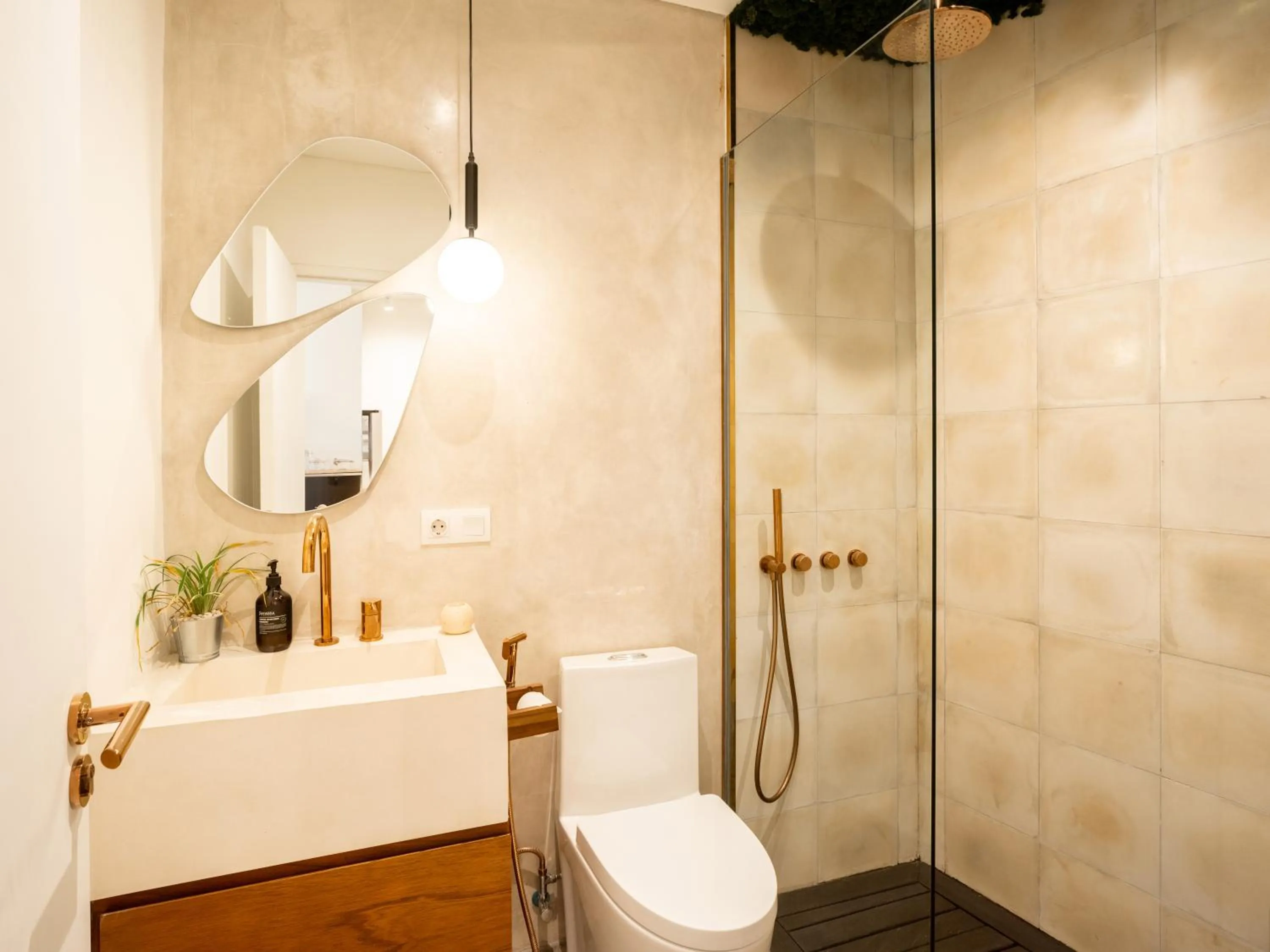 Shower in The Cruise Berawa Resort