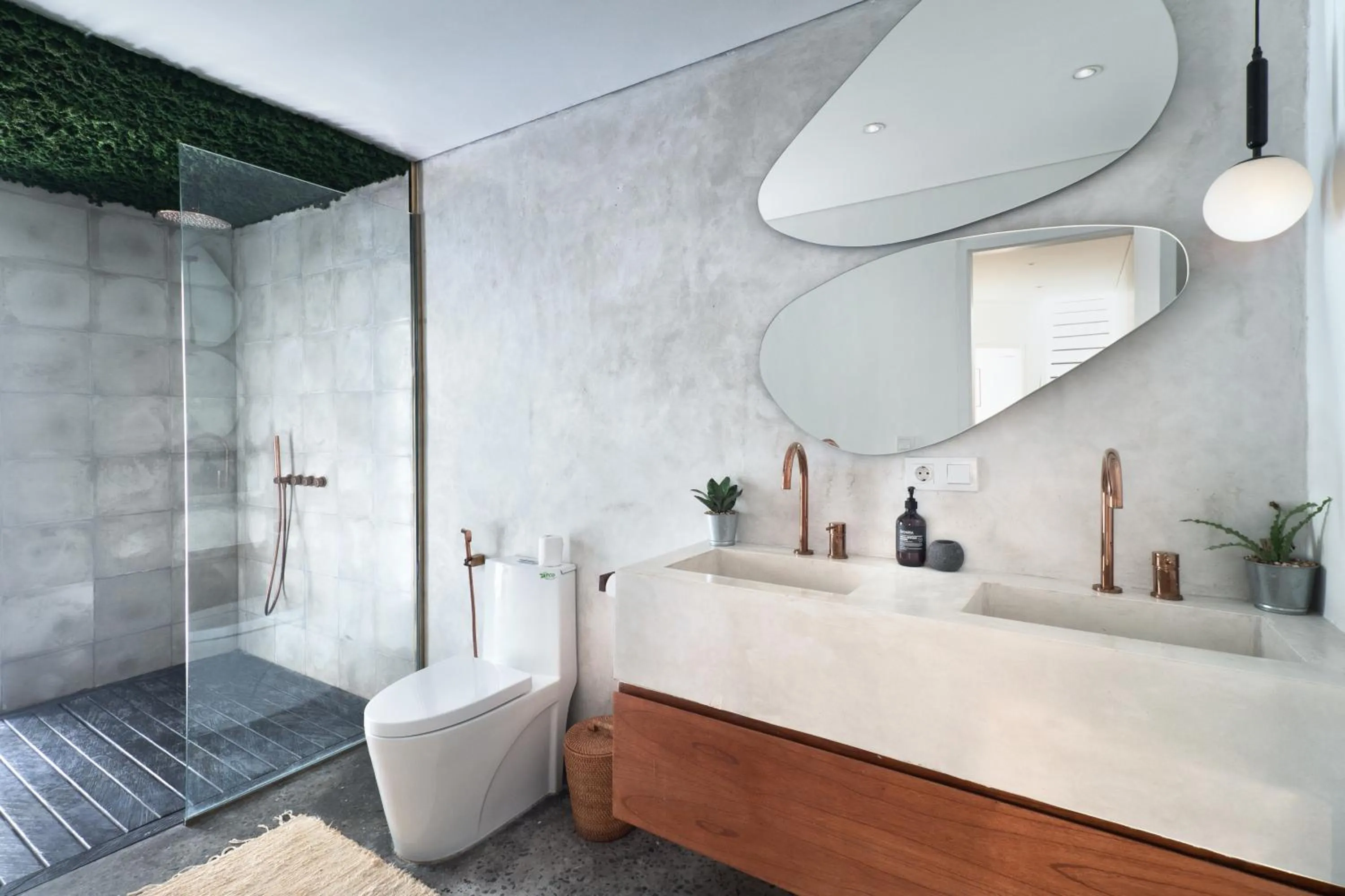 Shower in The Cruise Berawa Resort