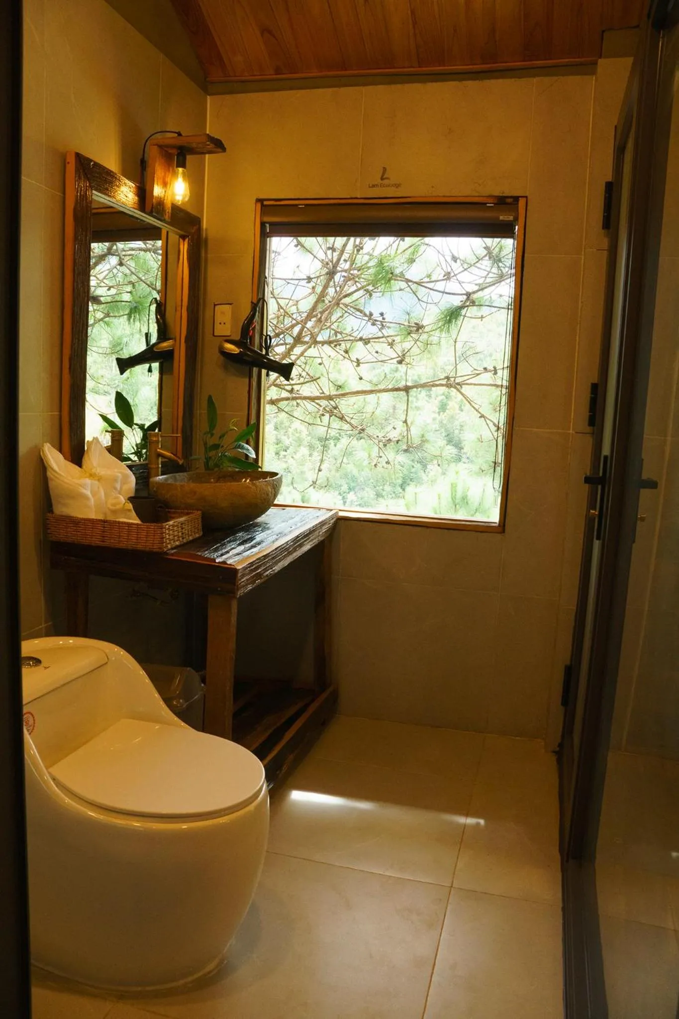 Toilet in Lam Ecolodge Mu Cang Chai