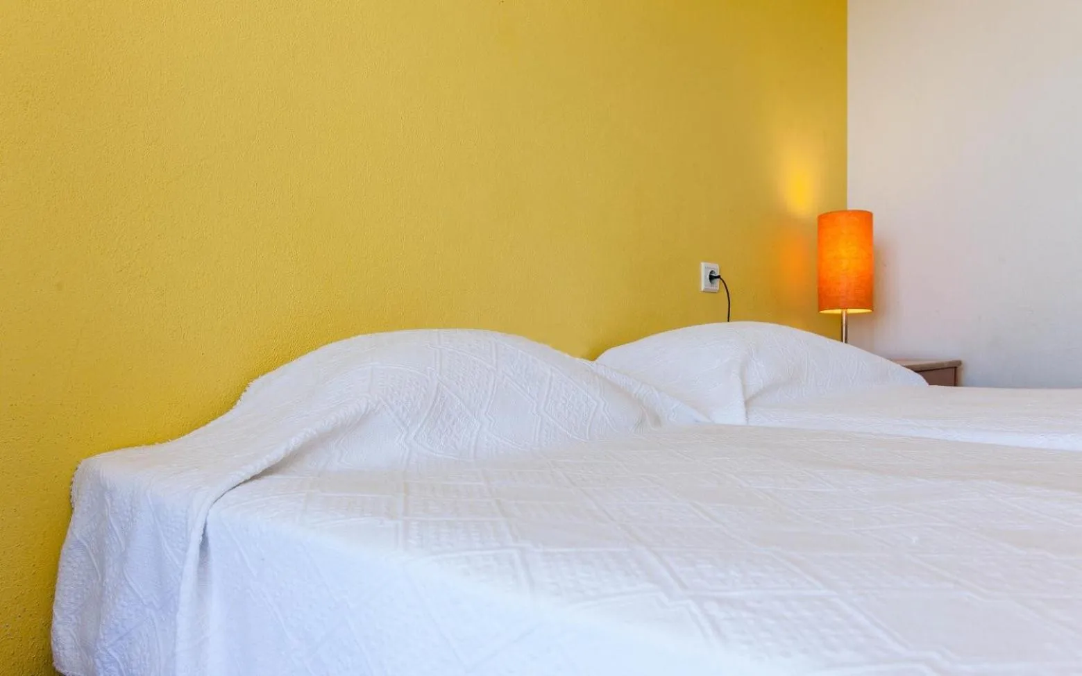 Bathroom, Bed in HI Almada - Pousada de Juventude