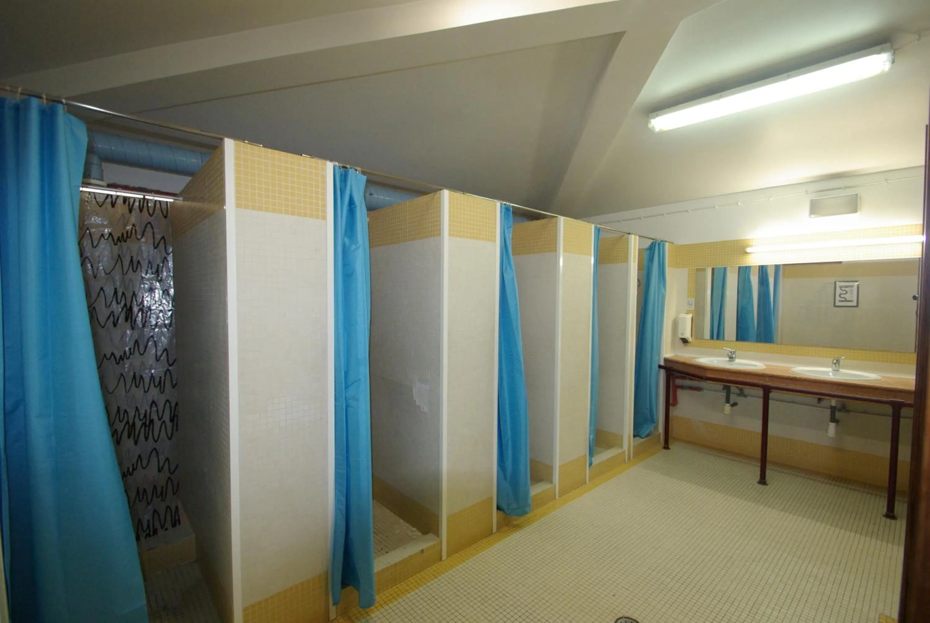 Bathroom in HI Almada - Pousada de Juventude