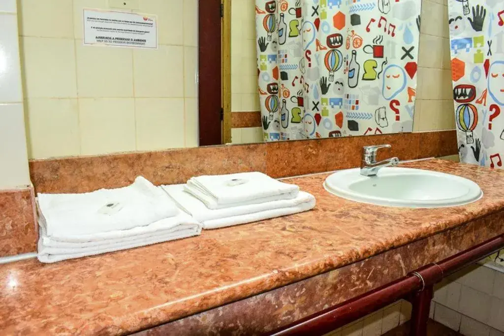 Basic Triple Room in HI Almada - Pousada de Juventude Basic Triple Room in HI Almada - Pousada de Juventude