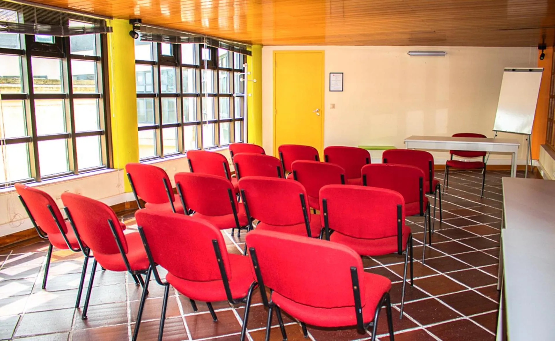 Meeting/conference room in HI Almada - Pousada de Juventude