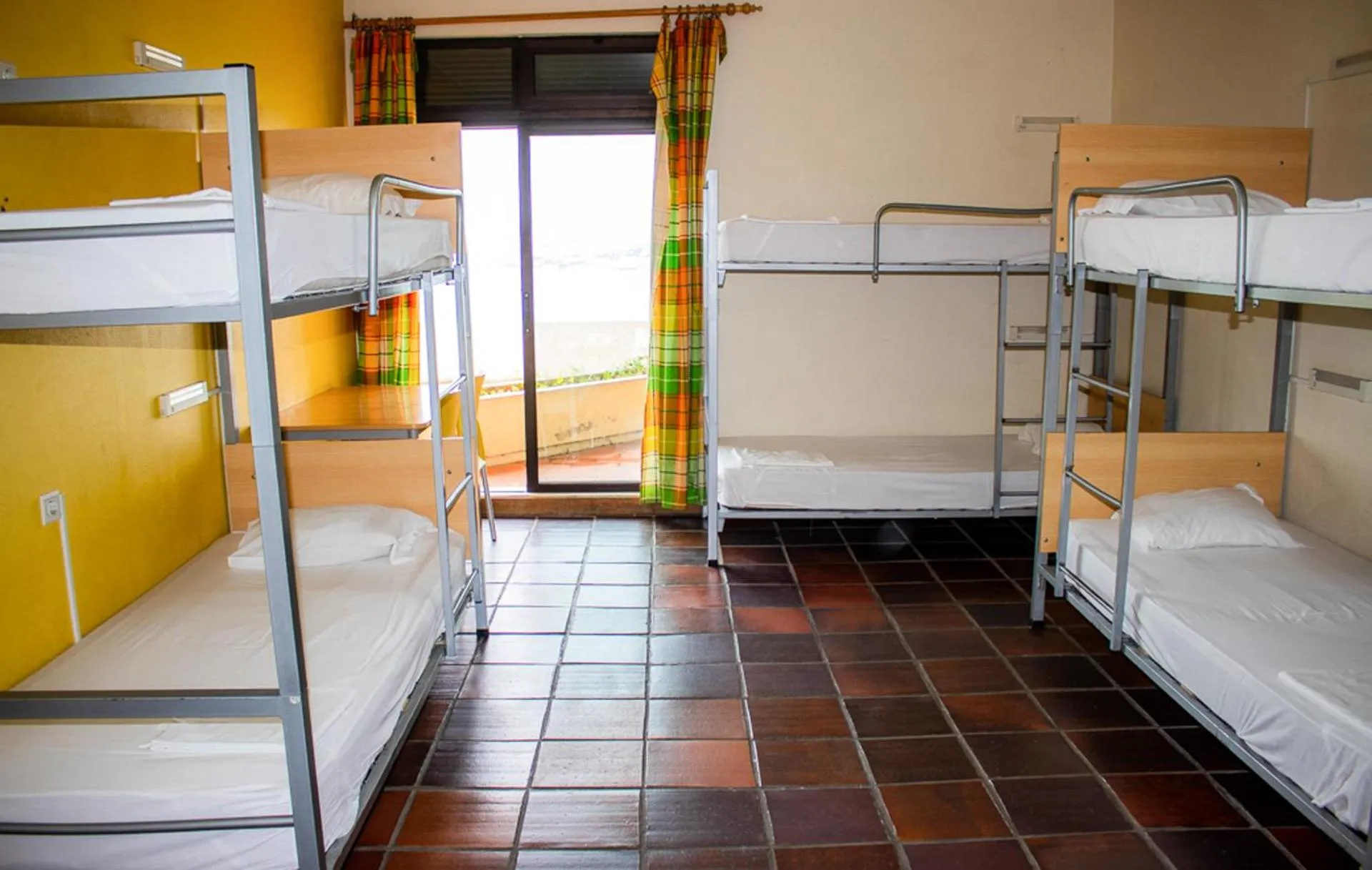 Bedroom, Bed in HI Almada - Pousada de Juventude