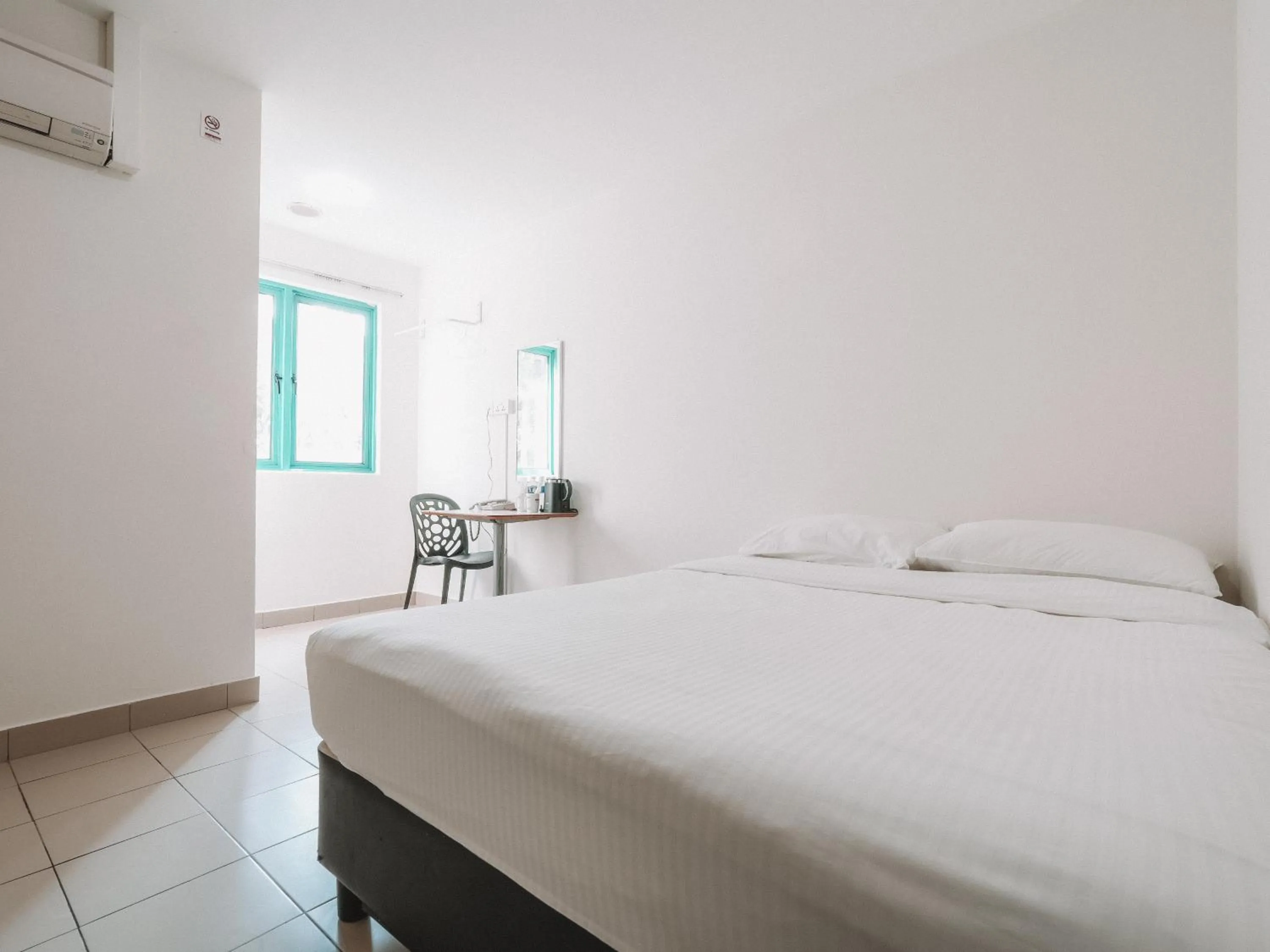 Bed in A Hotel Desker