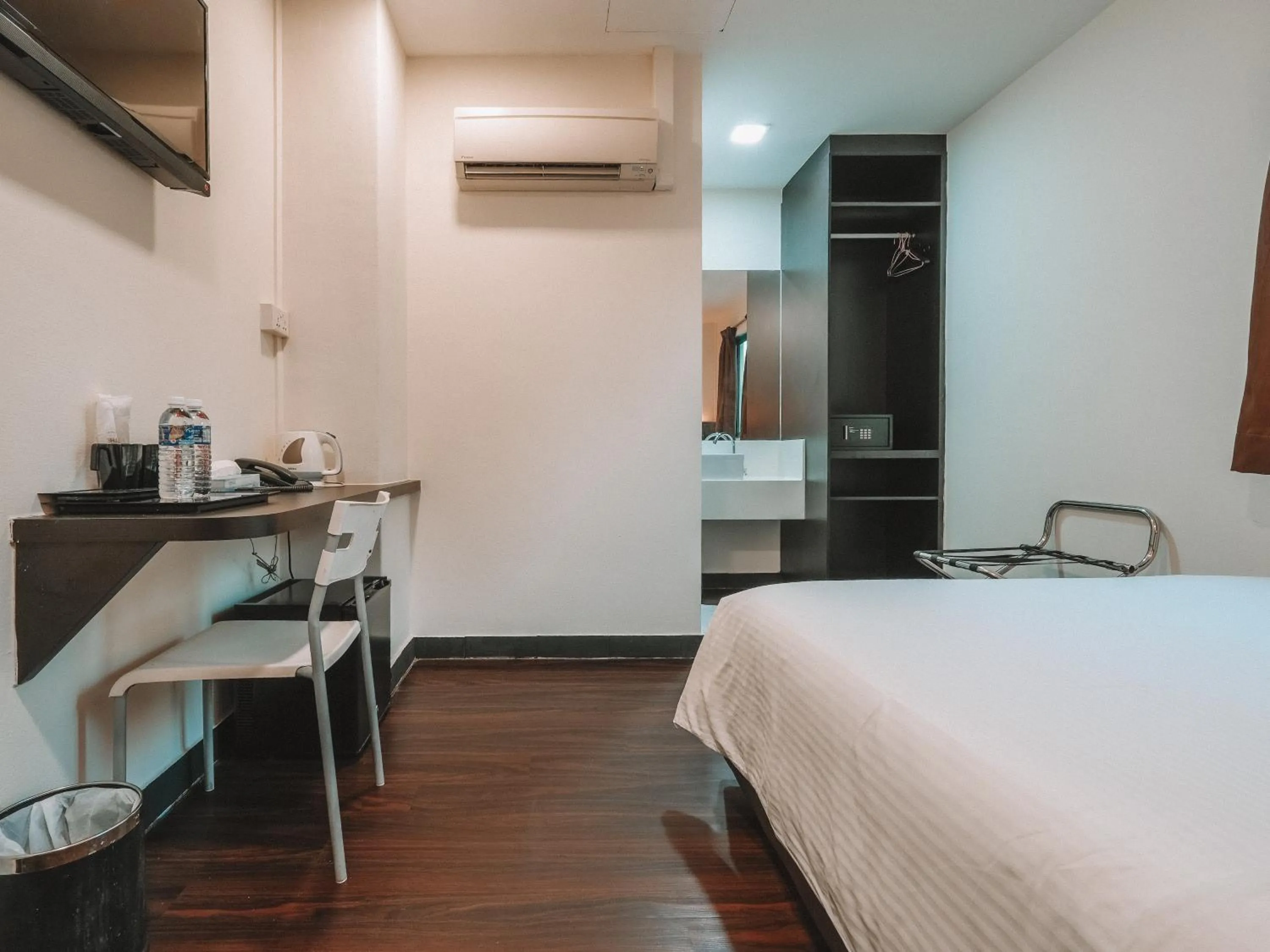 Bed in A Hotel Desker