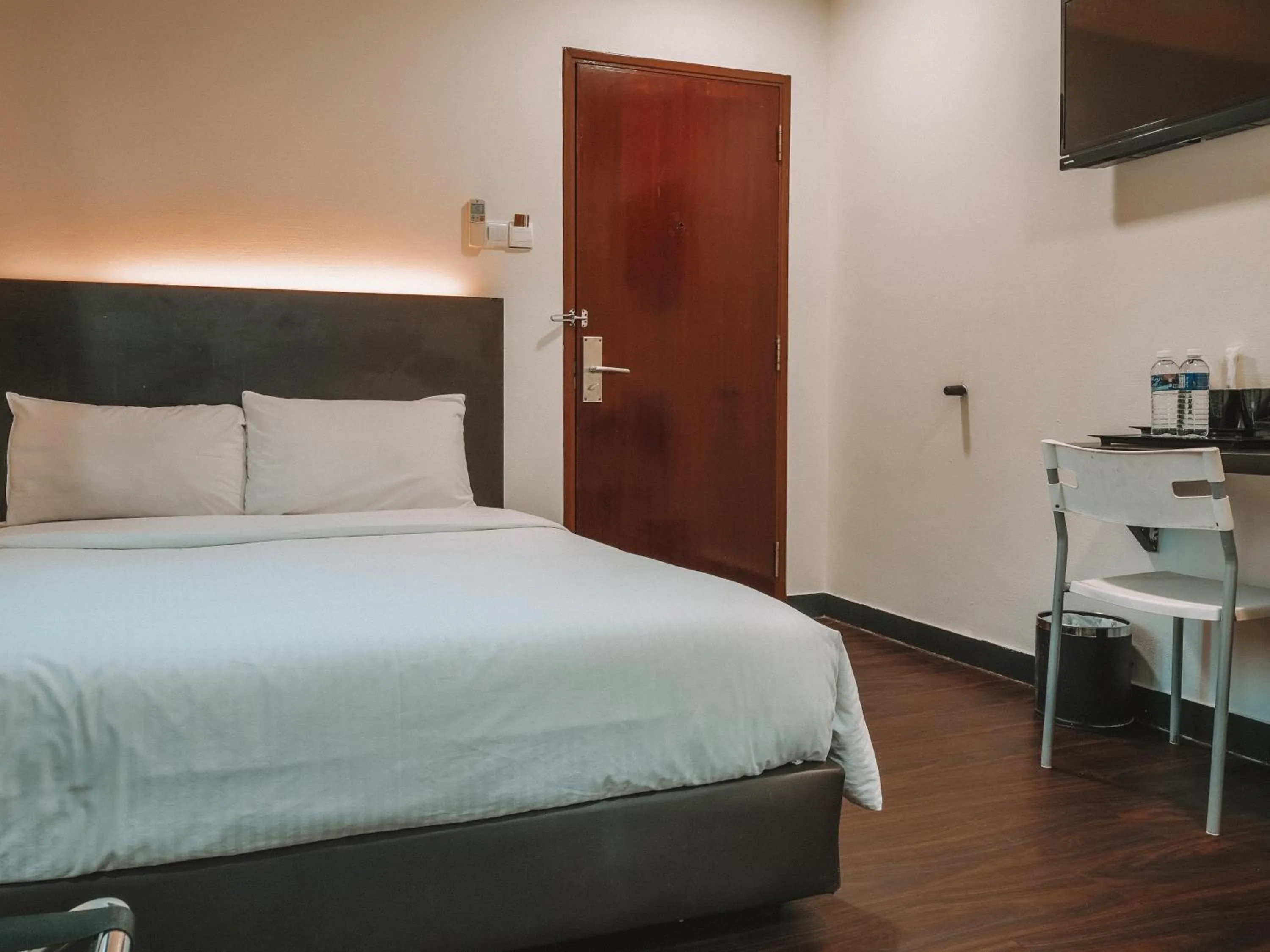 Bed in A Hotel Desker