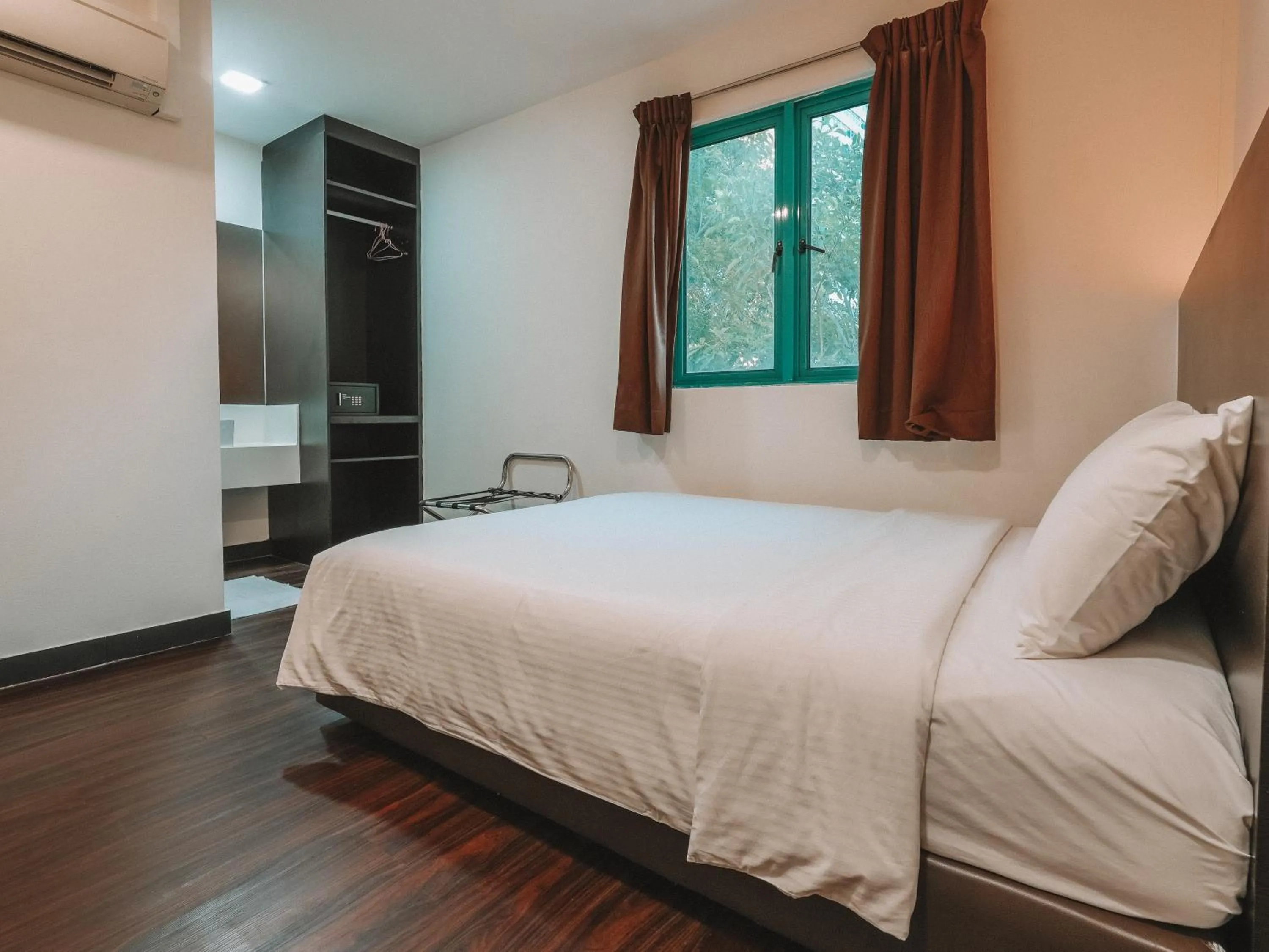 Bed in A Hotel Desker