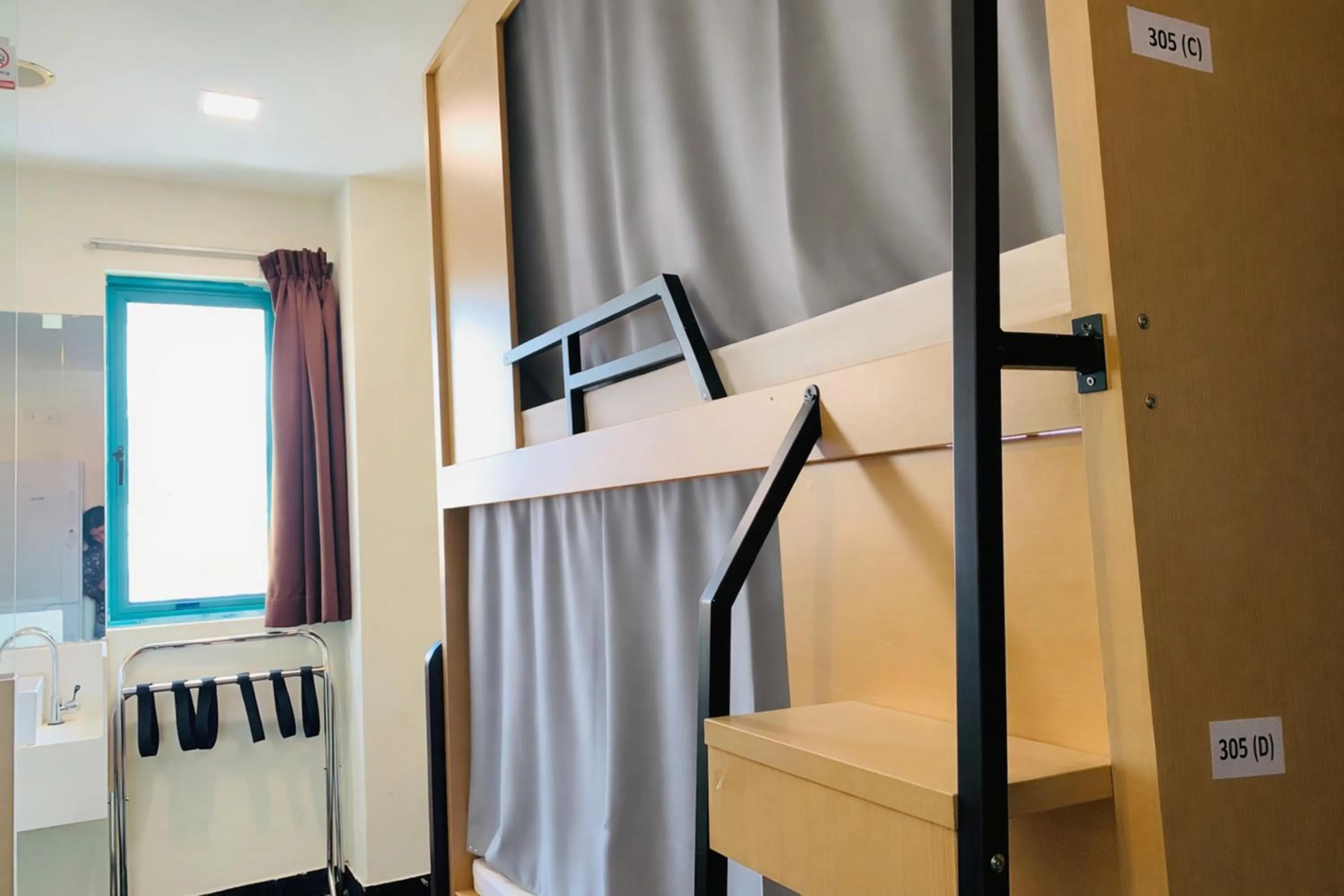 Bed in A Hotel Desker