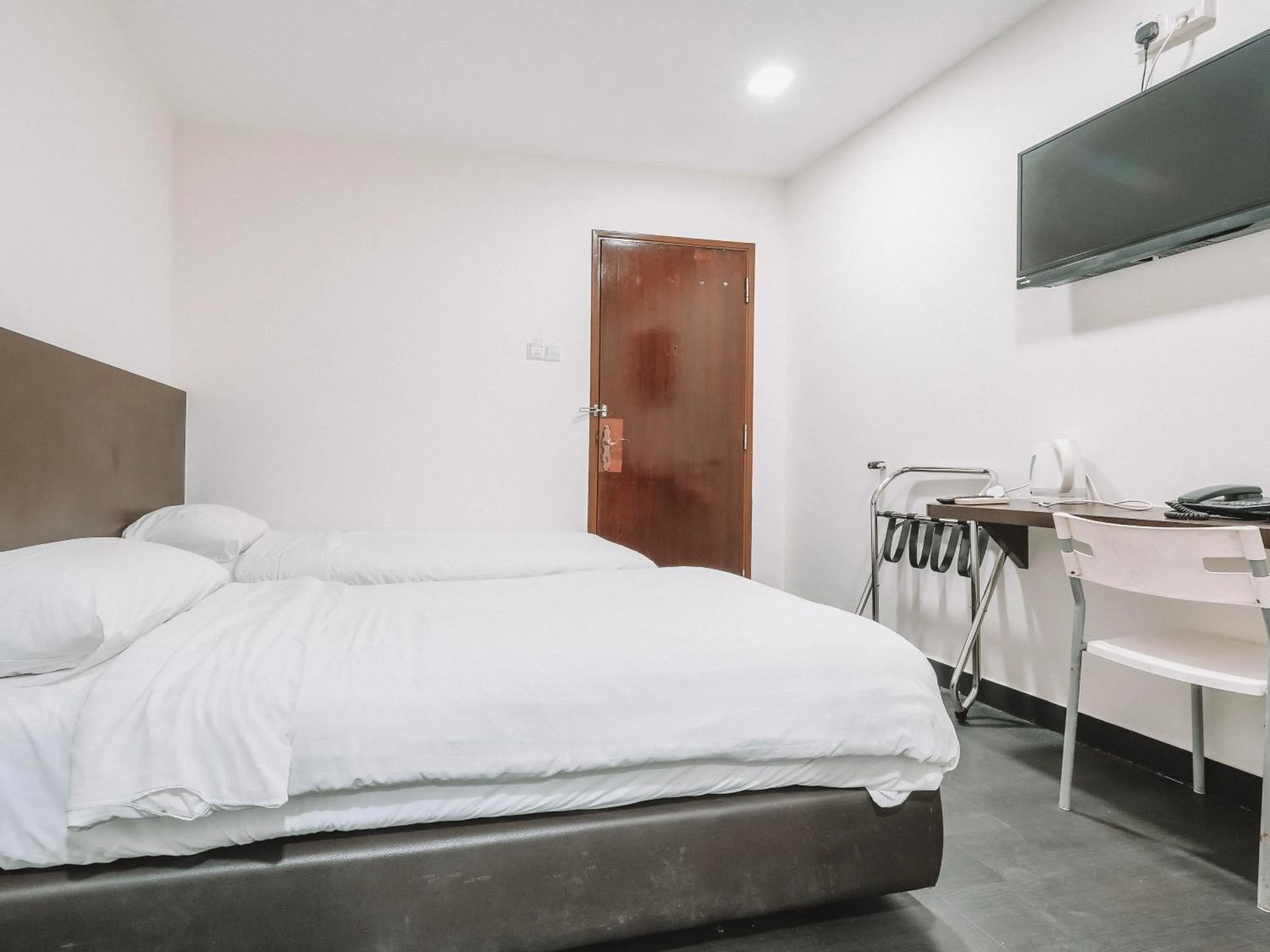 Bed in A Hotel Desker