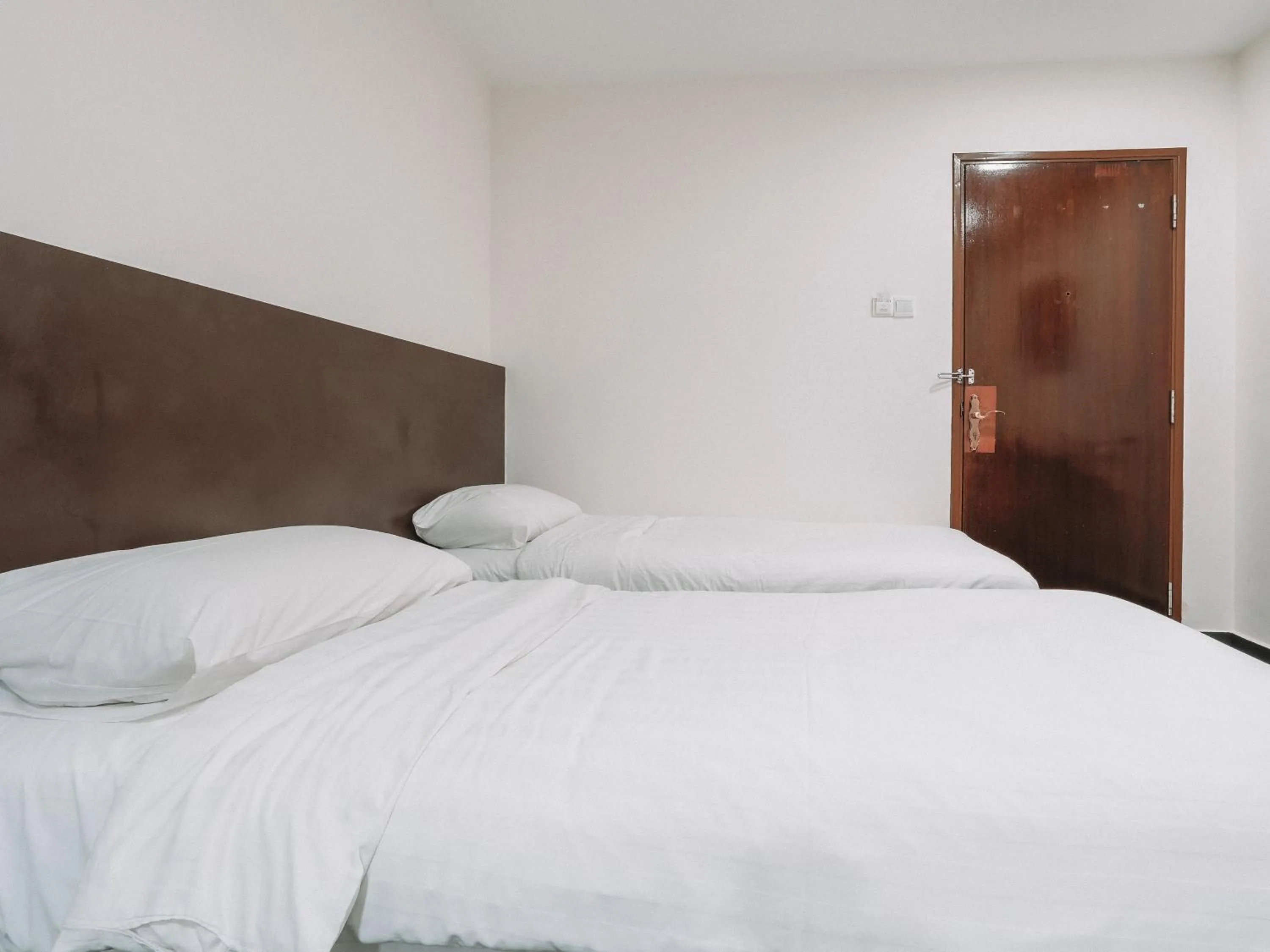 Bed in A Hotel Desker