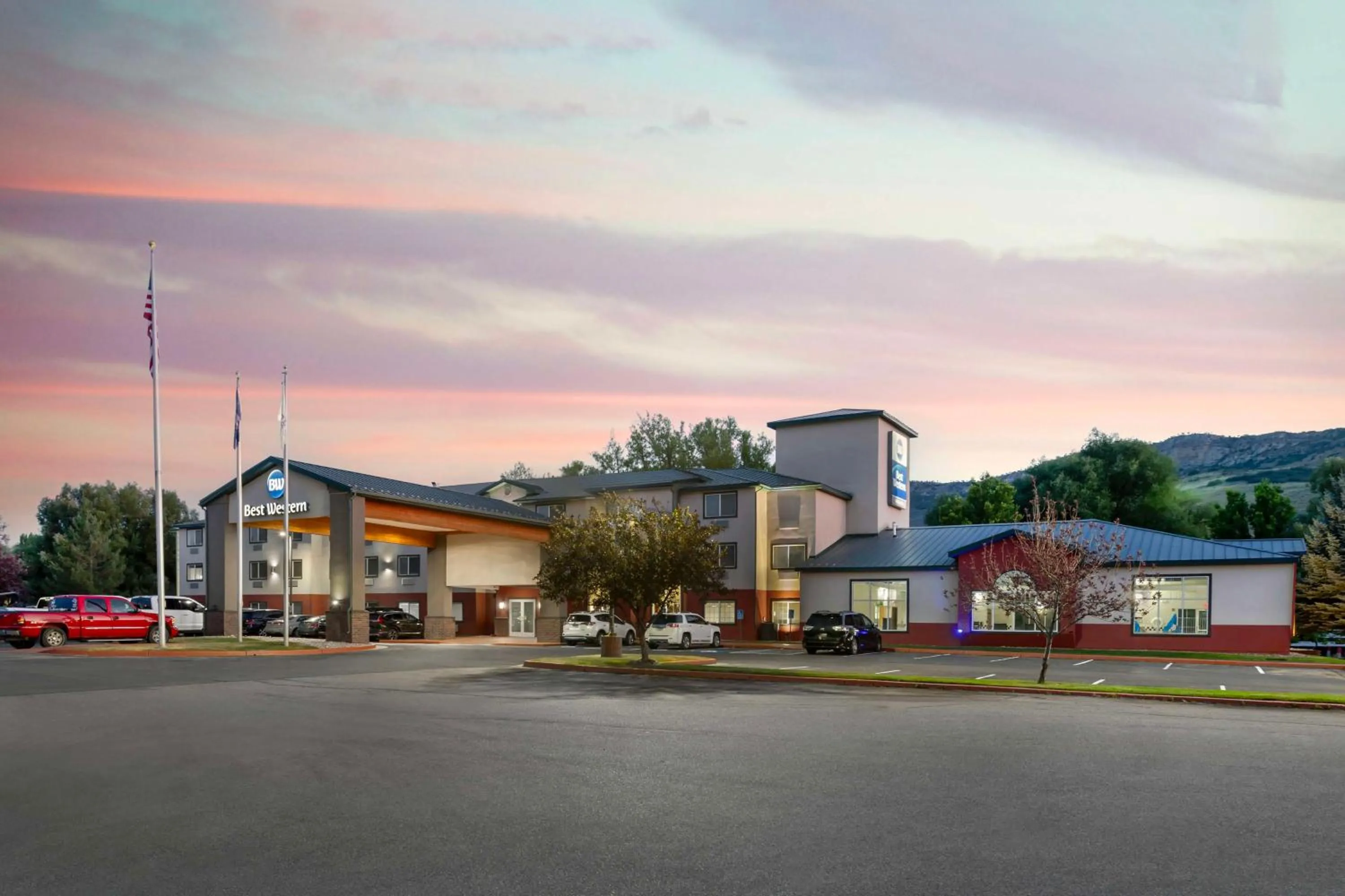 Property building in Best Western Holiday Hills