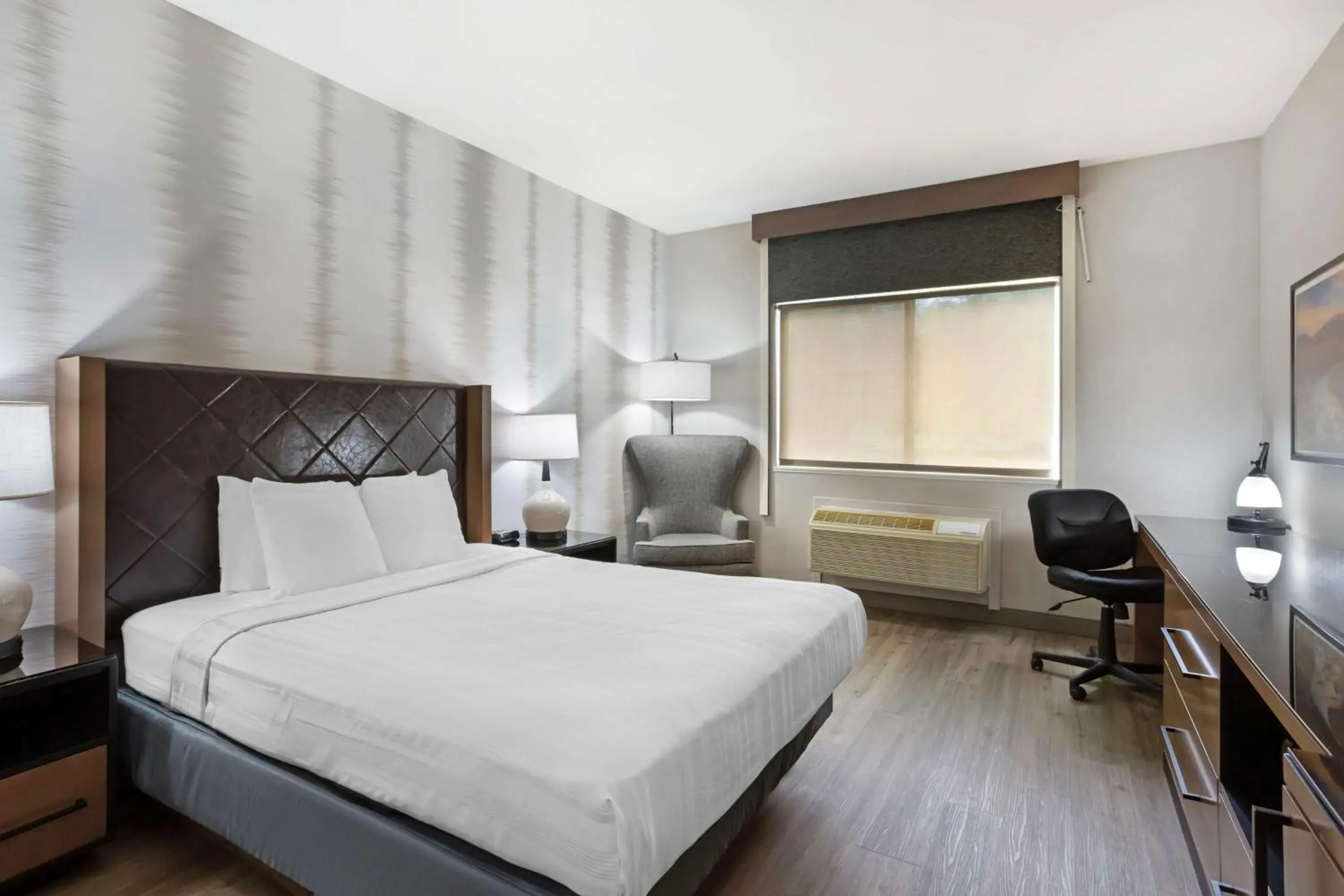 Queen Room with Bathtub - Disability Access/Non-Smoking in Best Western Holiday Hills Queen Room with Bathtub - Disability Access/Non-Smoking in Best Western Holiday Hills