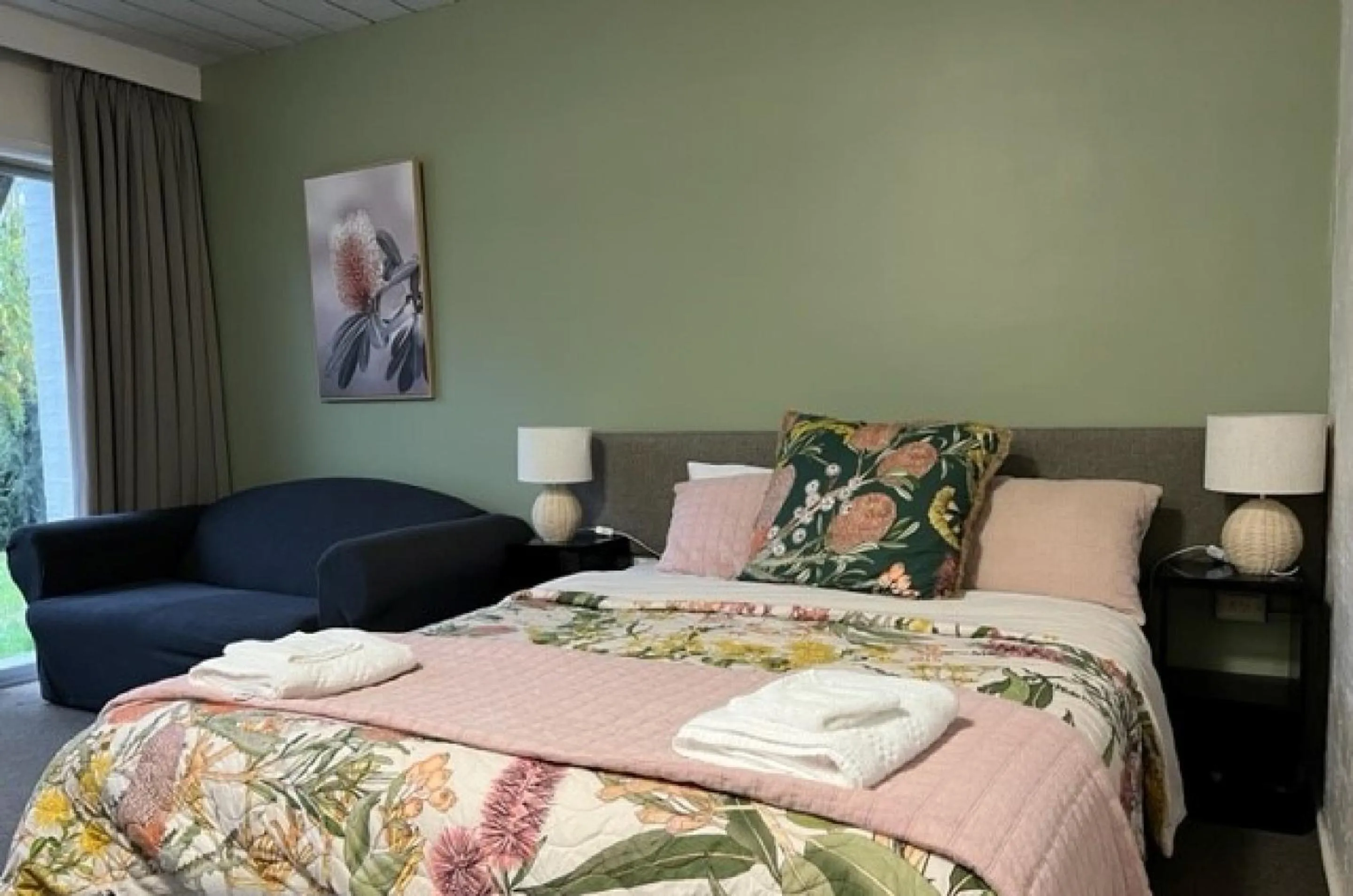 Bedroom, Bed in Riverbank Park MOTEL