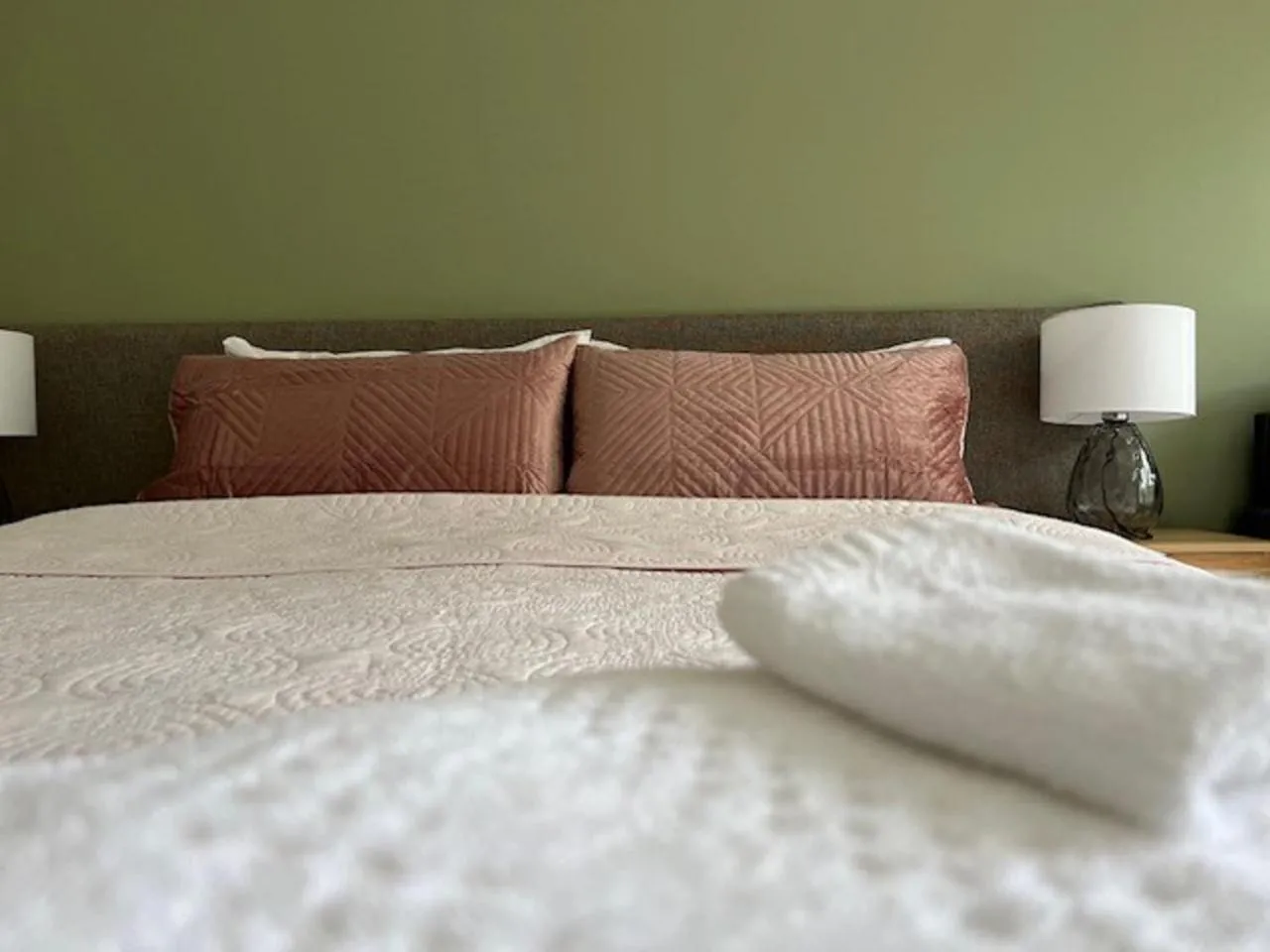 Bedroom, Bed in Riverbank Park MOTEL