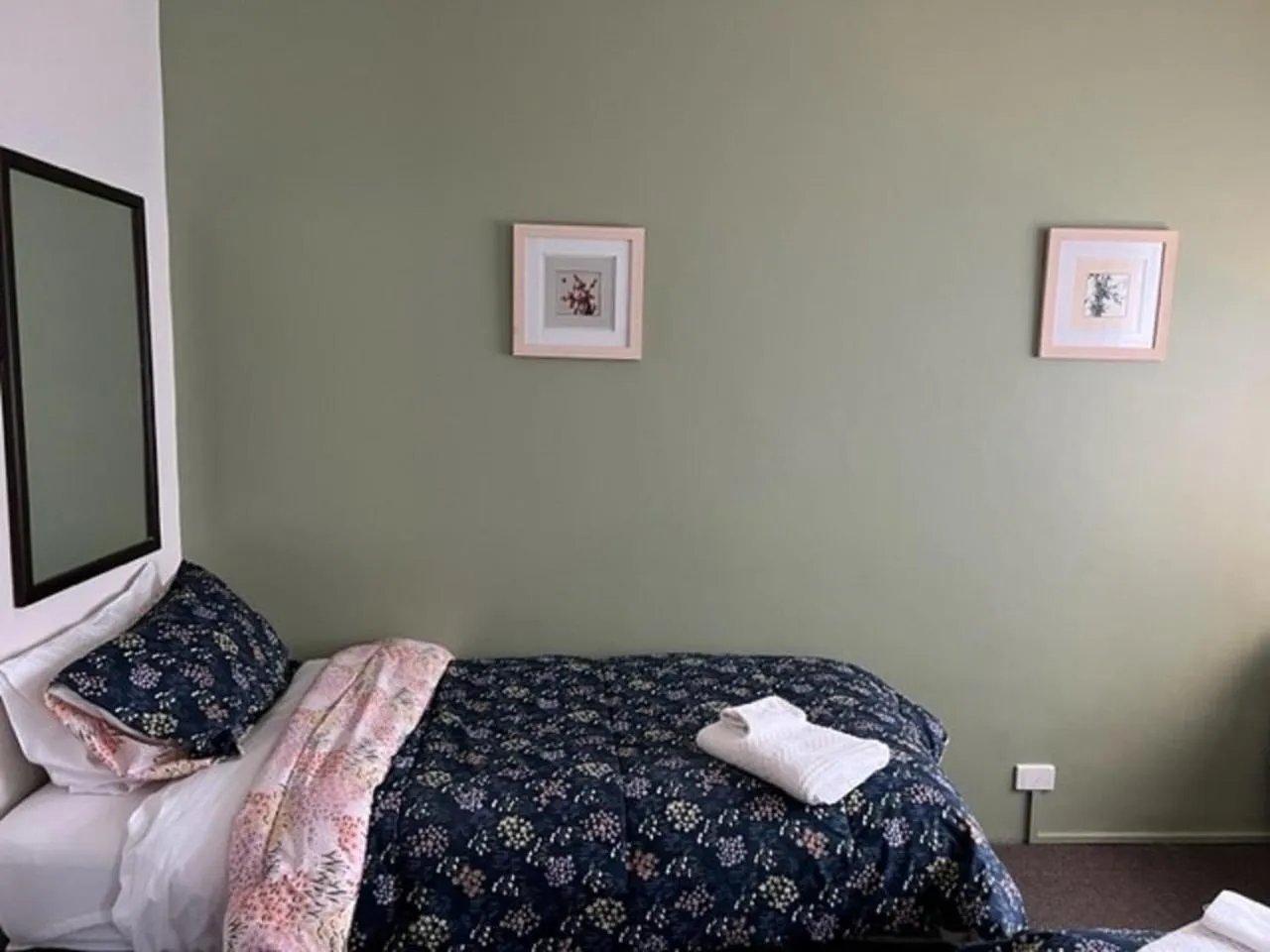 Bedroom, Bed in Riverbank Park MOTEL