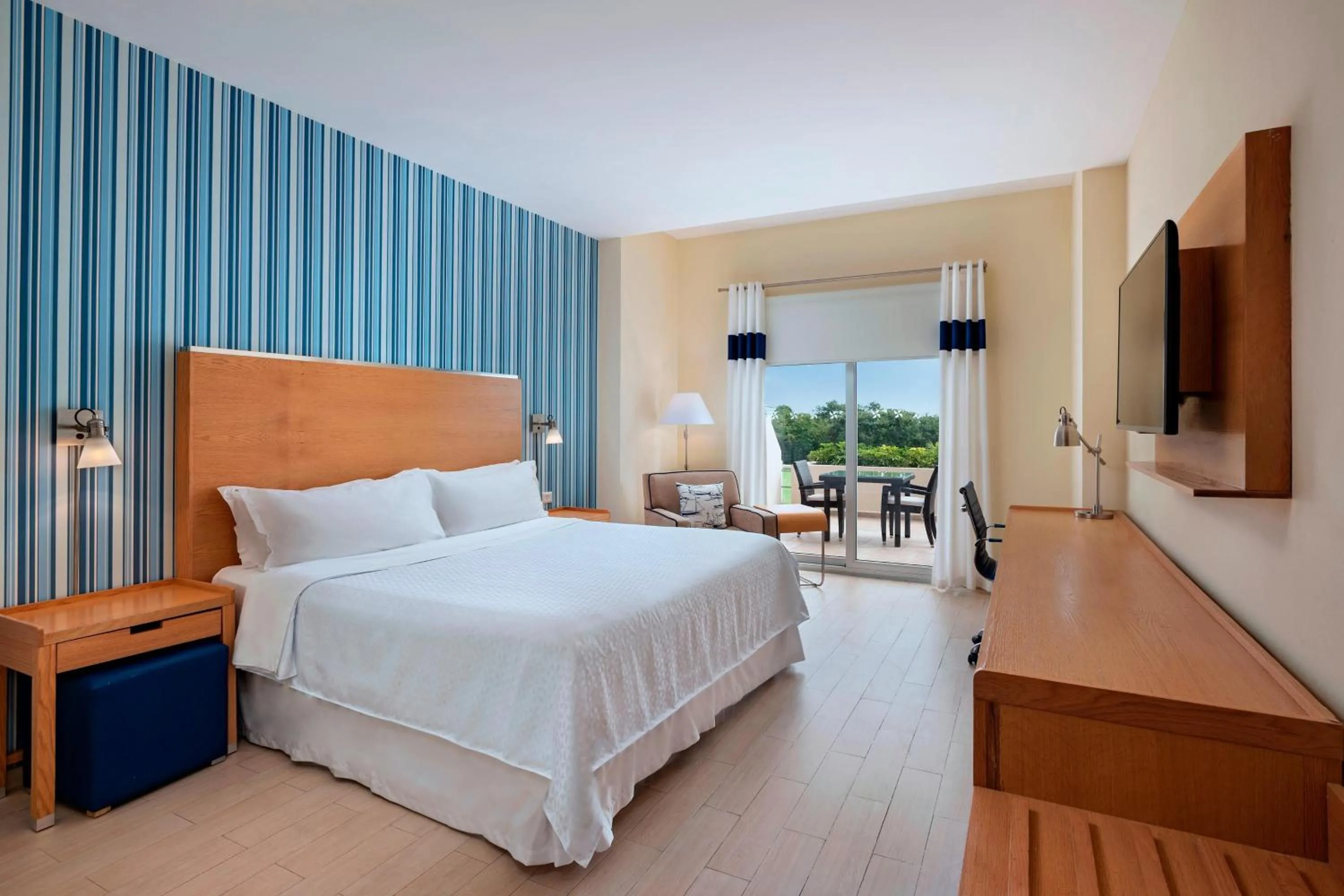 Photo of the whole room, Bed in Four Points by Sheraton Cancun Centro