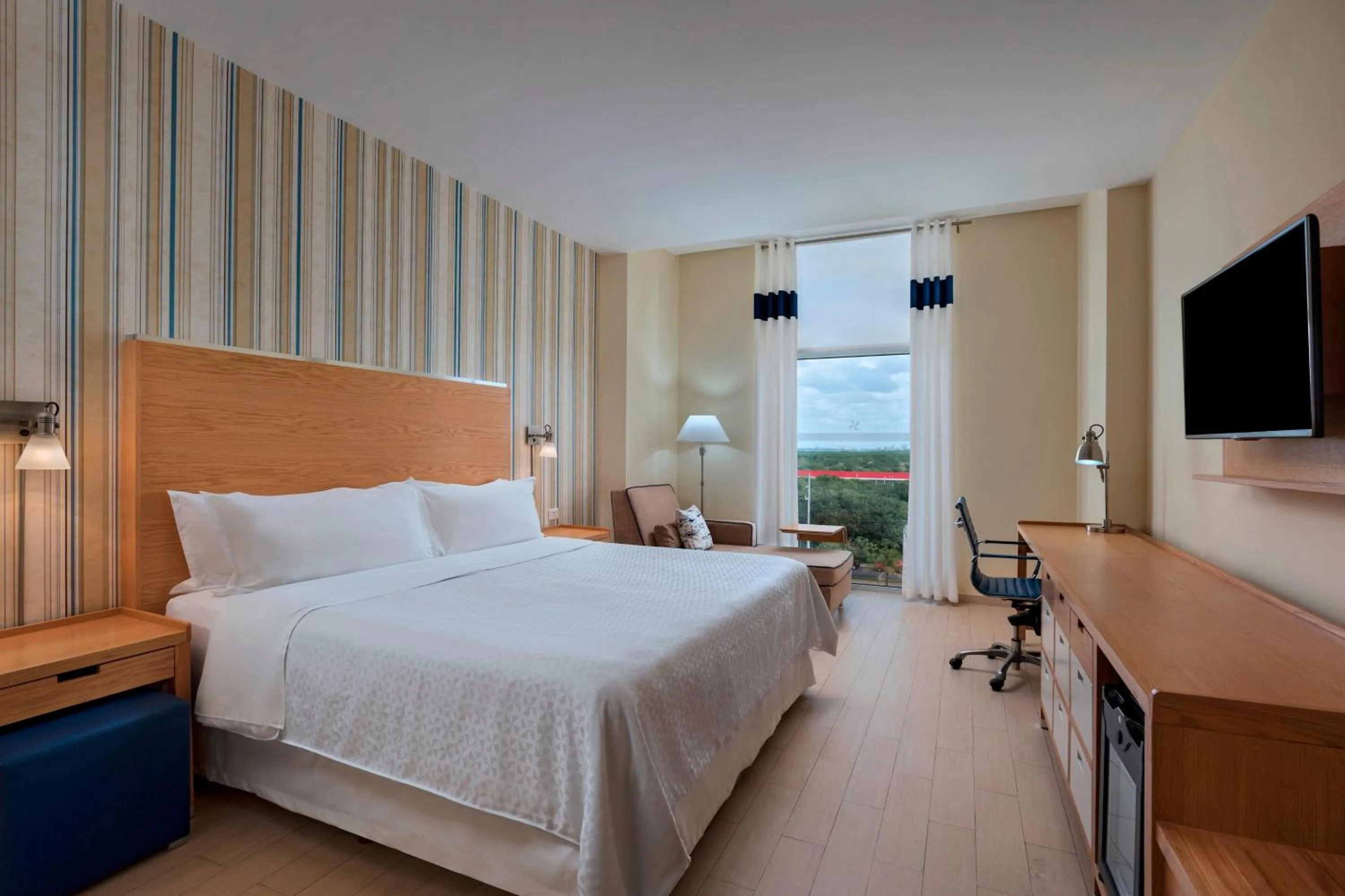 Photo of the whole room, Bed in Four Points by Sheraton Cancun Centro