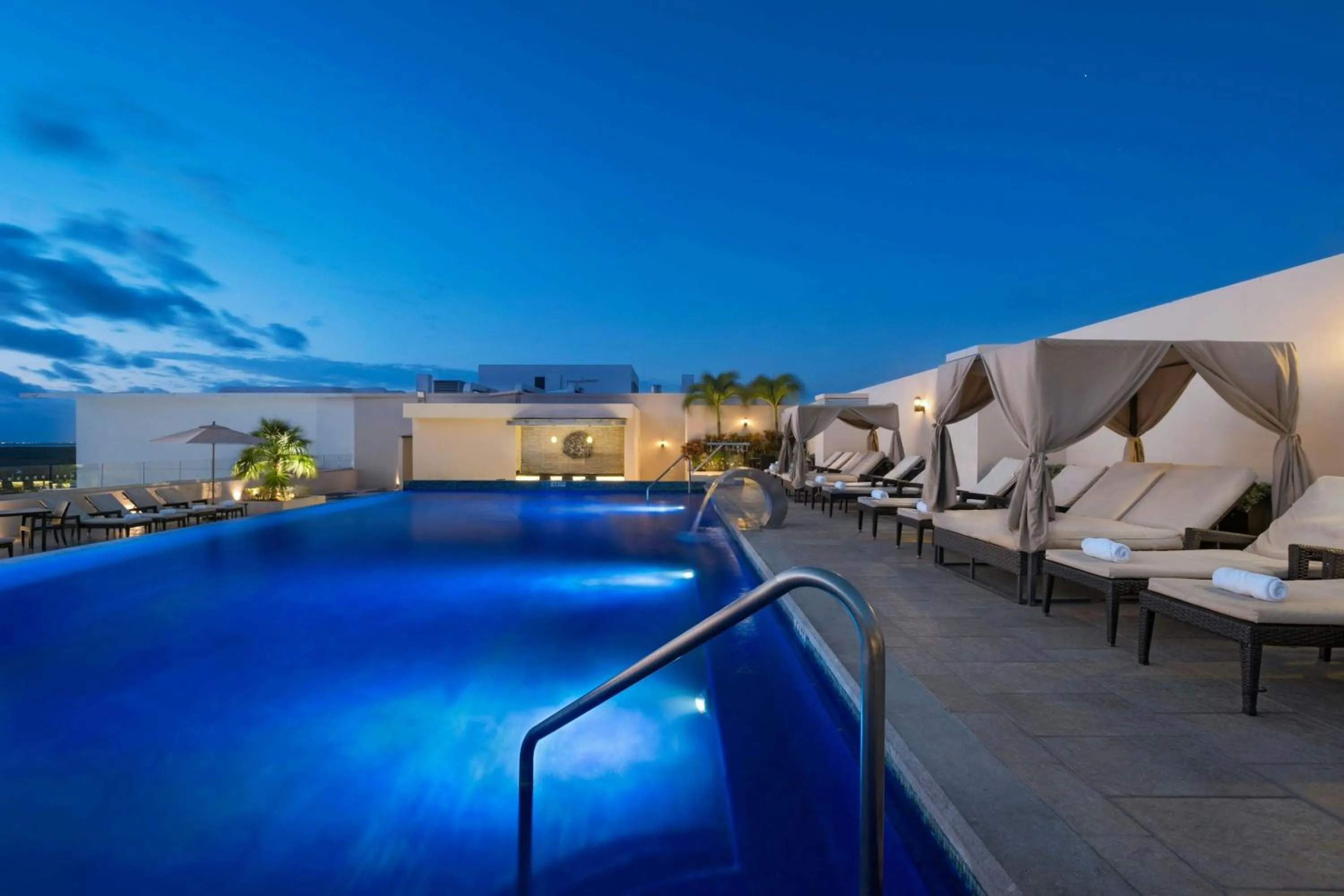 Swimming pool in Four Points by Sheraton Cancun Centro