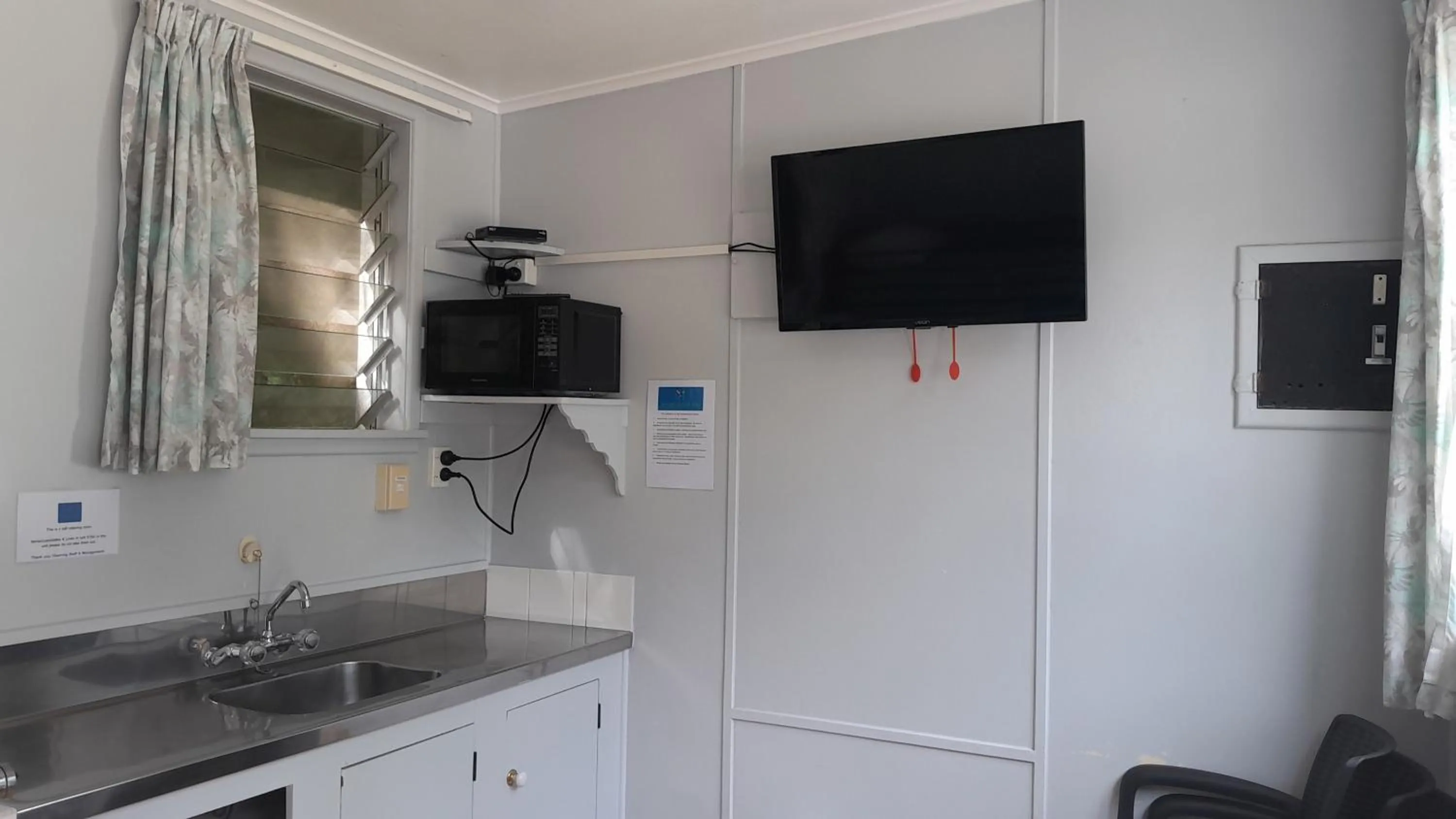 Kitchen or kitchenette in Dickson Holiday Park