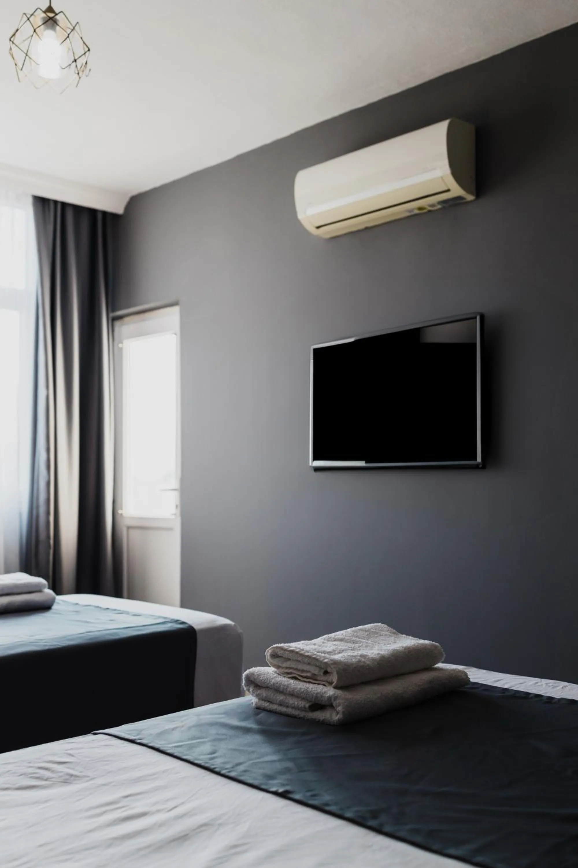 Communal lounge/ TV room, Bed in Arısan Otel