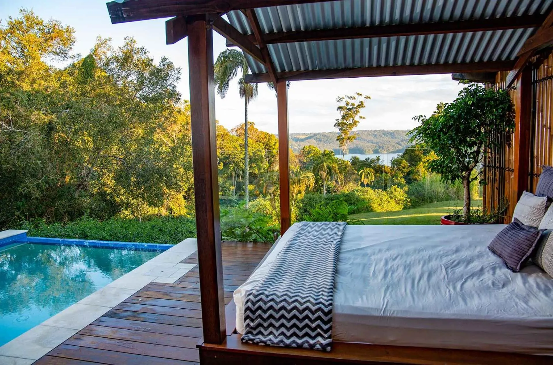 Swimming pool, Bed in Montville Misty View Cottages