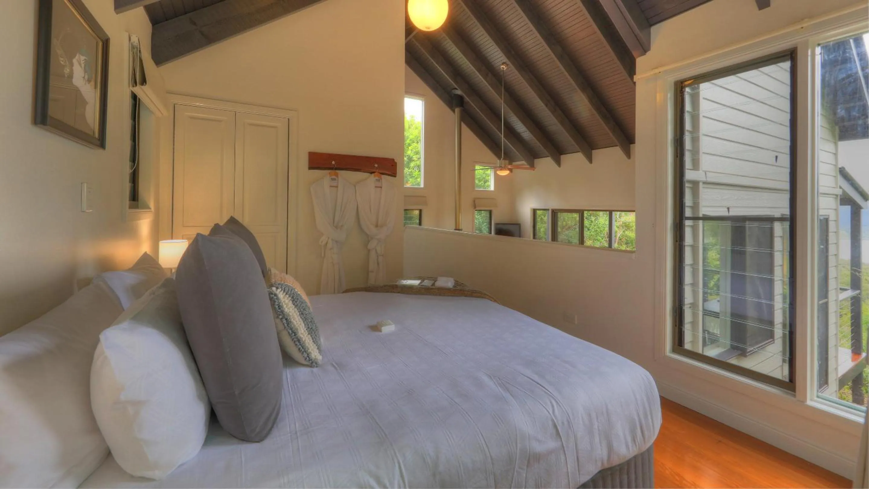 Bedroom, Bed in Montville Misty View Cottages