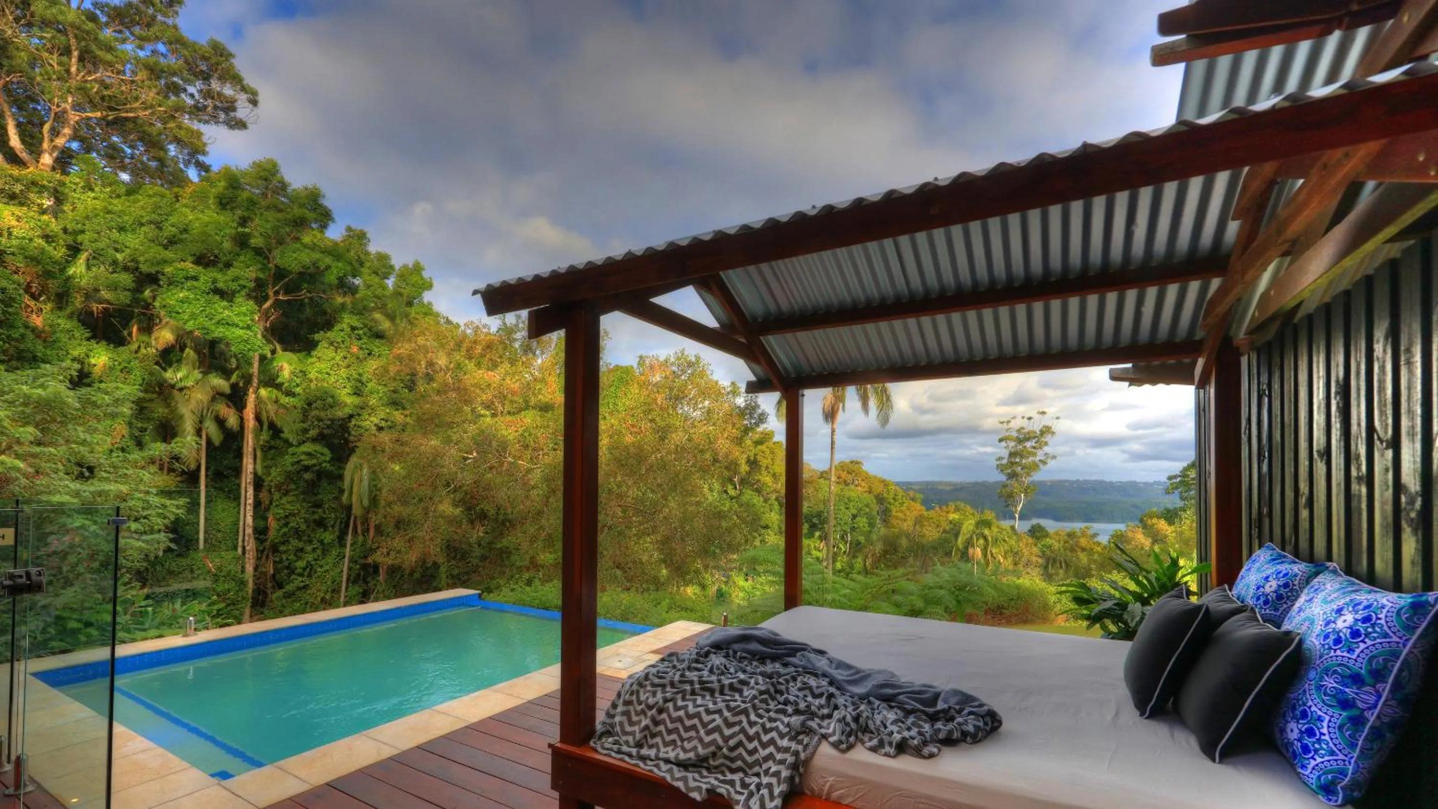 Swimming pool in Montville Misty View Cottages