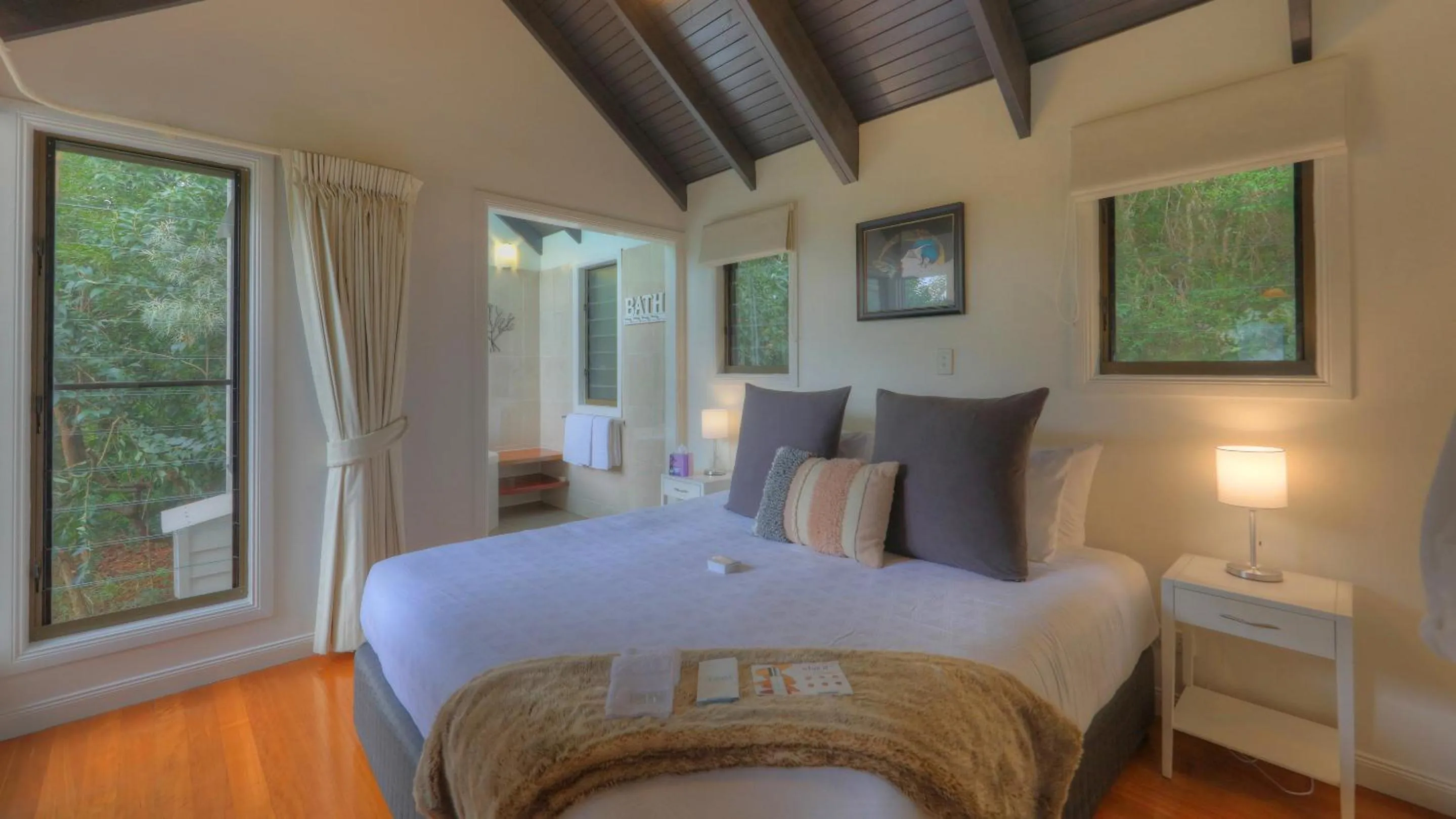 Bedroom, Bed in Montville Misty View Cottages