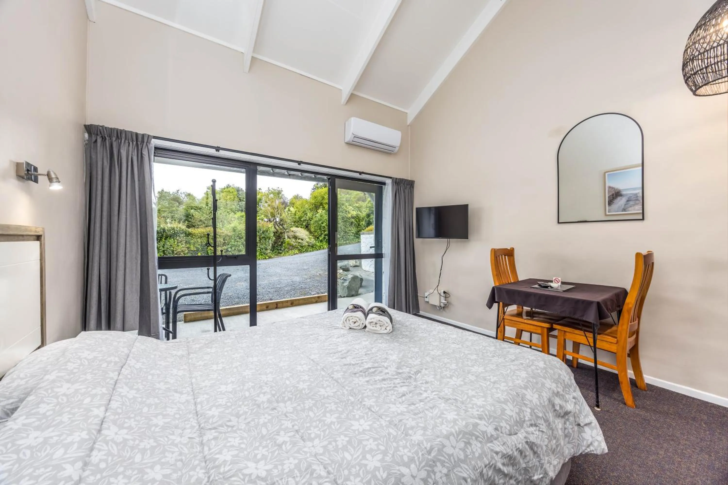 Bed in Sun Valley Motel