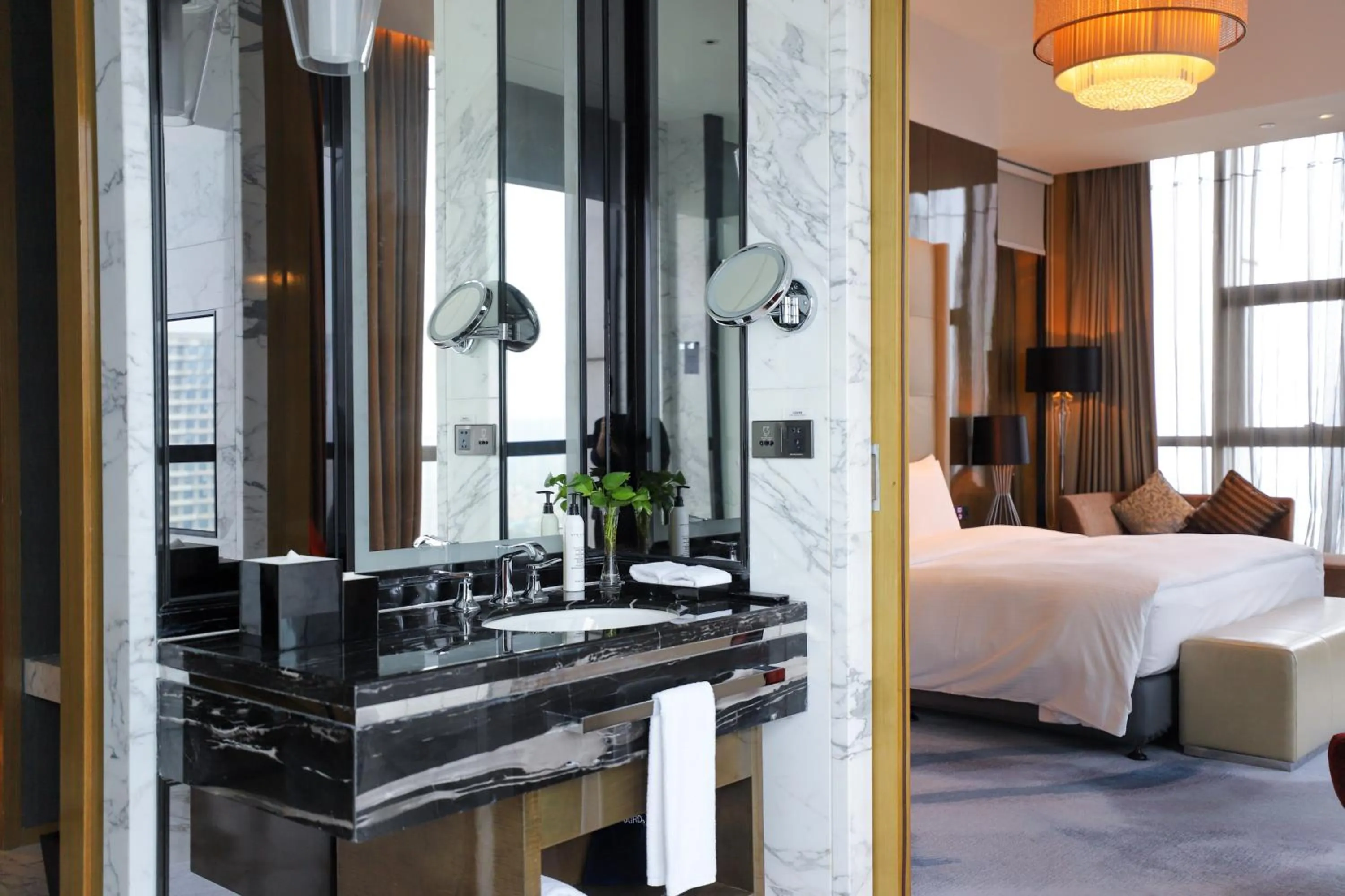 Bathroom, Bed in Wanda Realm Jiangmen