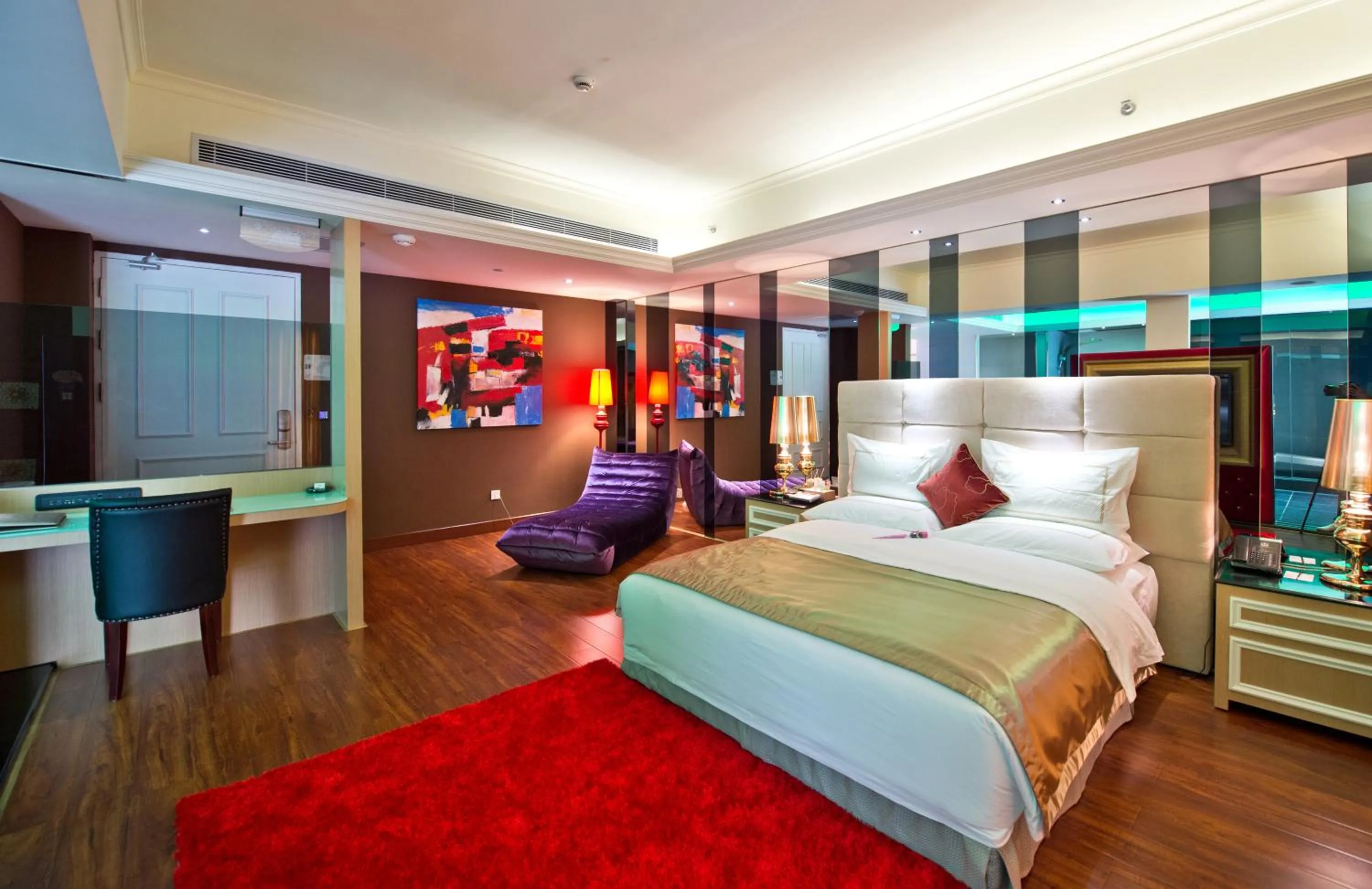 Bed in The Royal Pinnacle Hotel