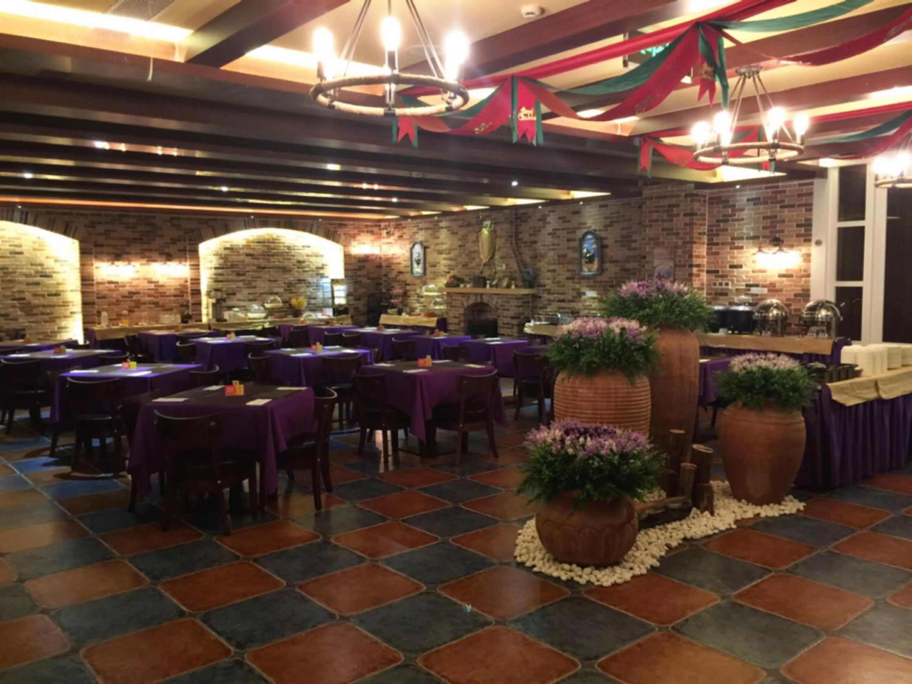 Restaurant/places to eat in The Royal Pinnacle Hotel