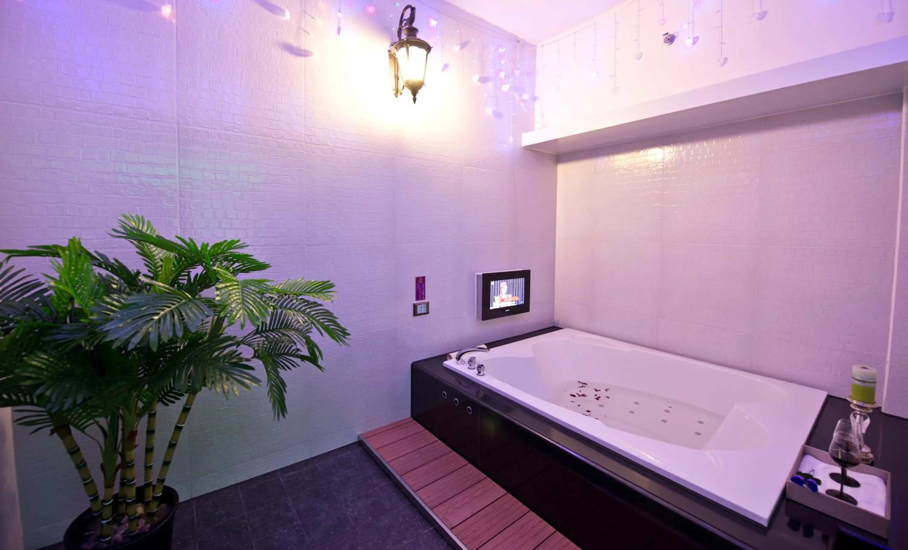 Toilet, Bed in The Royal Pinnacle Hotel