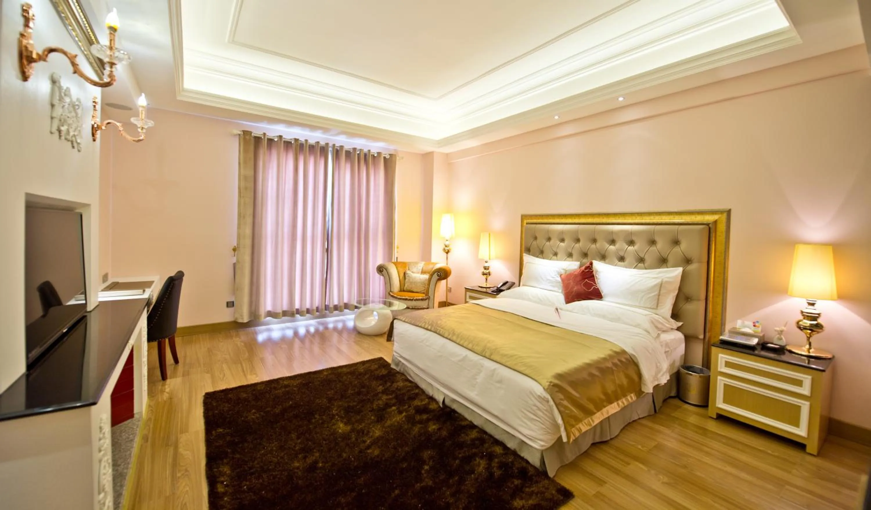 Bed in The Royal Pinnacle Hotel