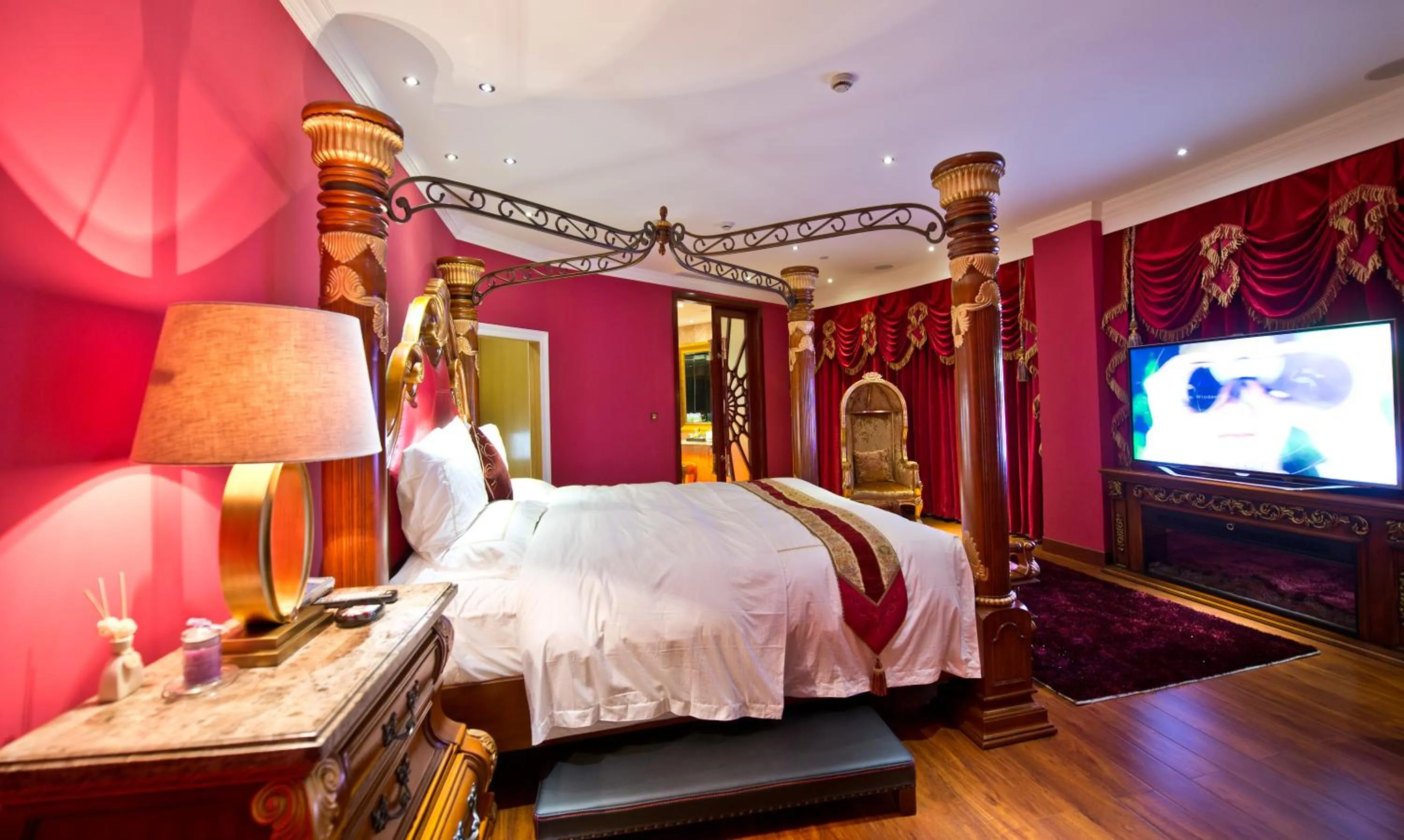 Bed in The Royal Pinnacle Hotel
